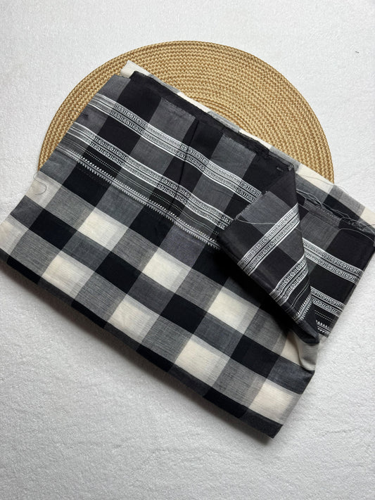 Cotton saree Chikki paras
Material - cotton by cotton 
Border - Chikki  border 
Saree Name - Ilkal cotton Chikki  sarees
Pallu - silk pallu 
Blouse -running
Handloom -yes
Saree length- 6.2
