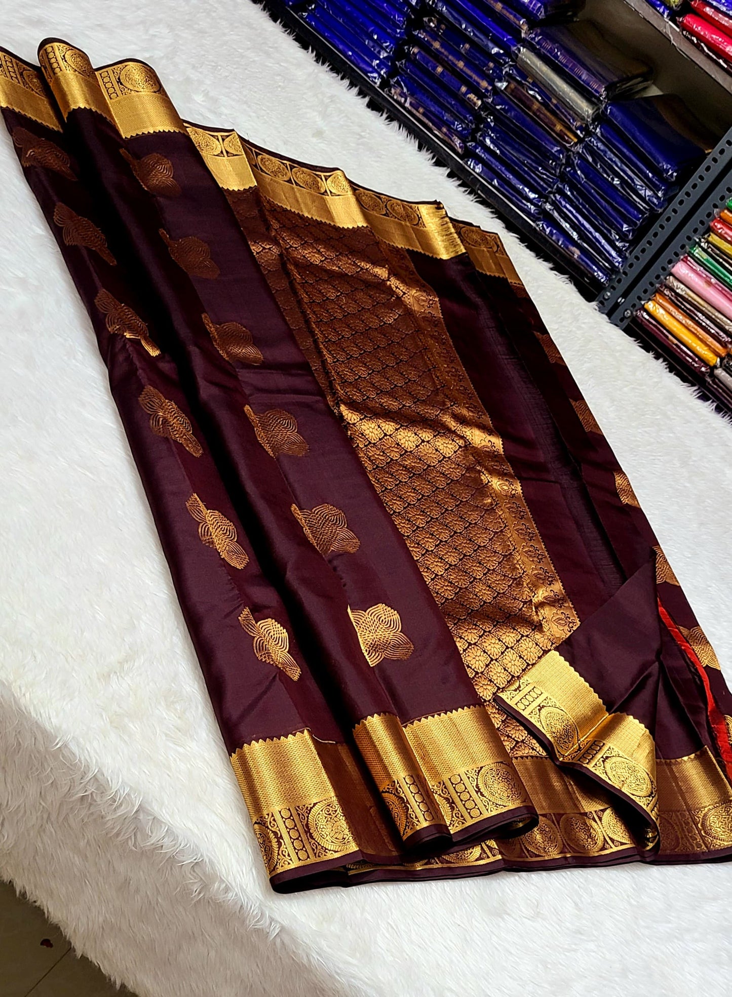 *100% PURE  Pure Silk KanjeevaramPURAM HANDWOVEN VERY PREMIUM QUALITY 1G SELF PATTERN SILK SAREES*

*1 GRAM GOLD PURE ZARI WEAVING*
*SILK MARK CERTIFICATE ATTACHED*

GOLD ZARI WEAVING PAKKKA HANDLOOM

EXCLUSIVE COLLECTION SUNDAY OFFER

