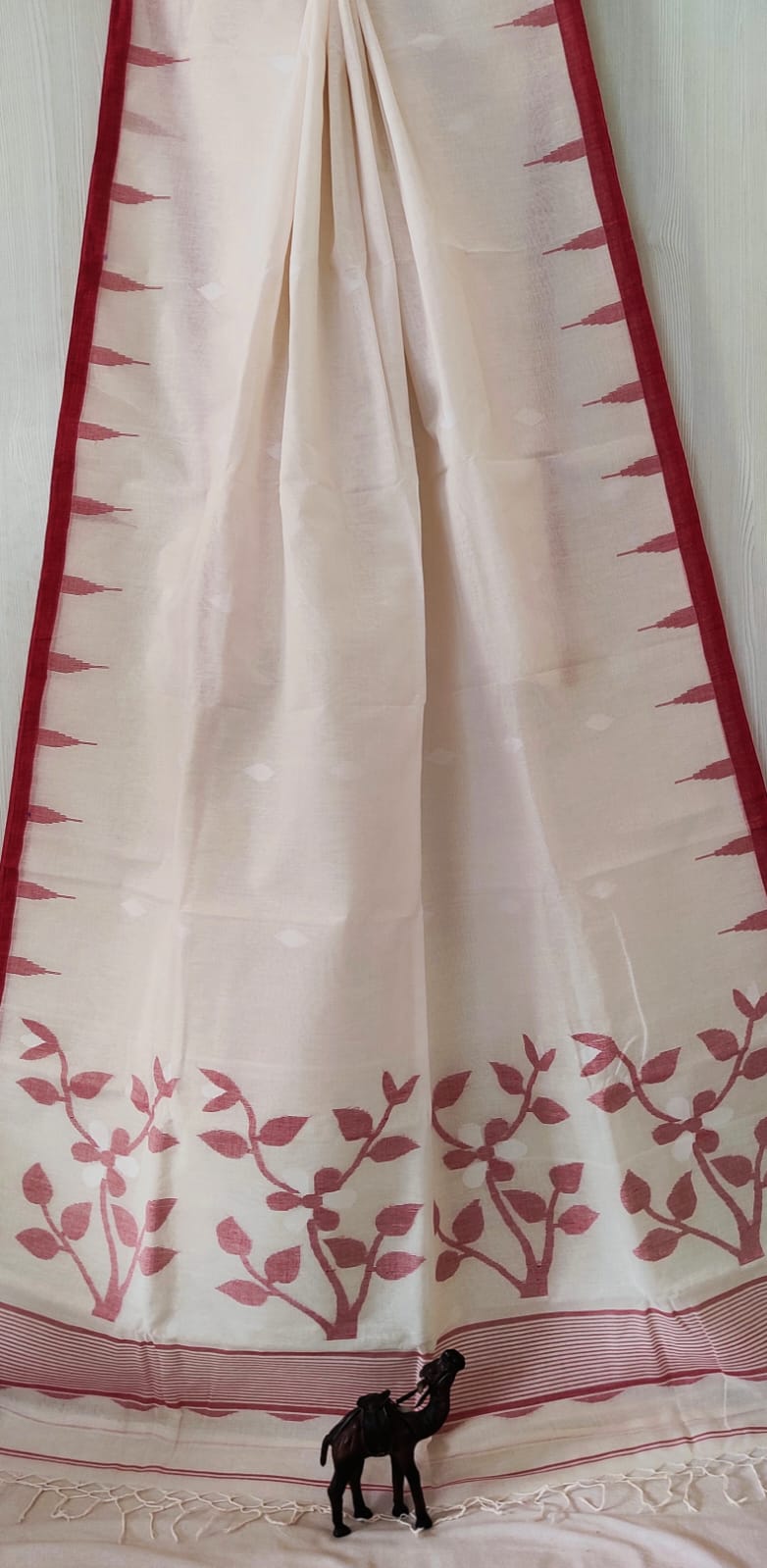 Very exclusive,Beautiful 100 Count pure 
Cotton by Cotton Hand Spoon jamdani 
with temple border with very 
elegant jamdani motif pallu
Without bp