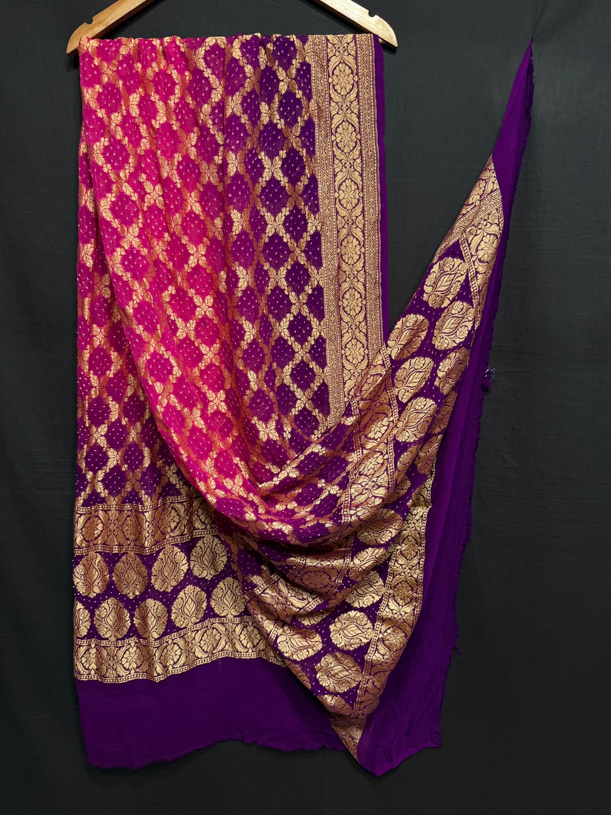 **Nim Zari Bandhej Dupatta**
- **Fabric:** handwoven Georgette
- **Design:** Beautiful Bandhej, Real Nimzari
- **Quality:** Best quality & colour 
- ** colour:** pastel & Dark
**Description:**
- **Length:** 2.50 meters, full length
- **Use:** Dress & Lehenga Choli Dupatta