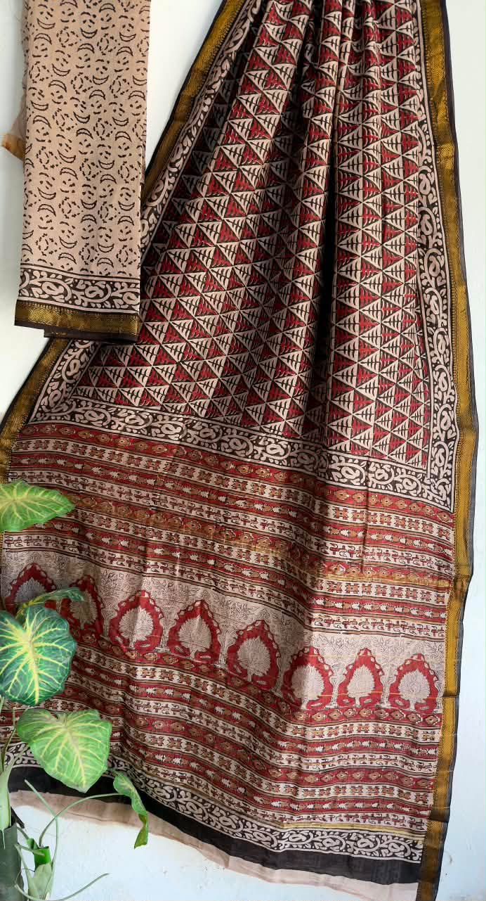 🍁Beautifully Crafted Maheshwari Silk Saree  collection🍁
 Specially Designed in Bagru  jahota rapid dabu hand block print
100% Natural Dye
Fabric : Maheshwari Silk 
Length : 5.5 Meters
Blouse Piece : 0.90 Meter