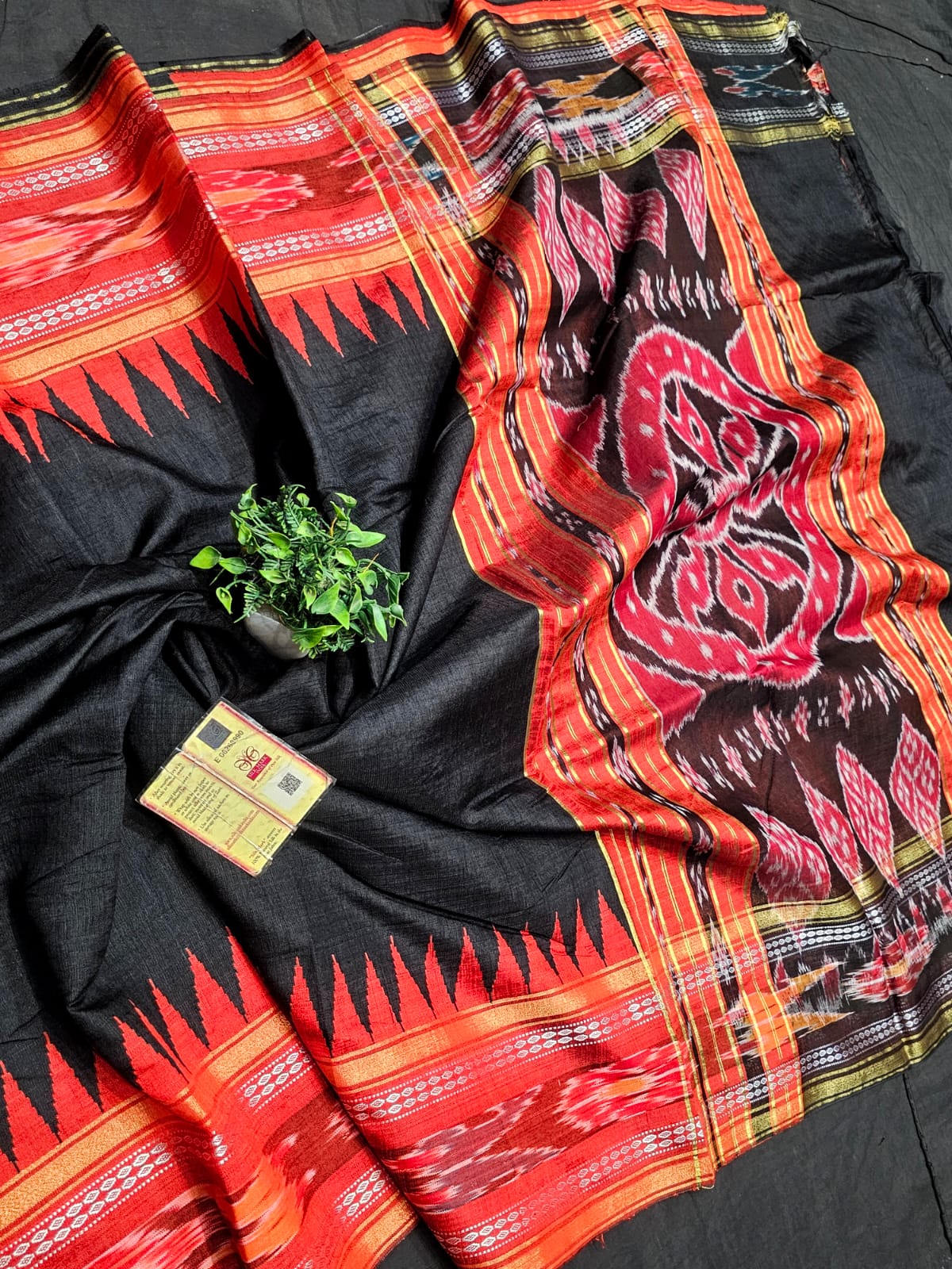 High demanding design 
*Pure Raw silk Handlloom ikkat and vidarbha (karvati kinar) temple border saree or ikkat pallu with contrast blouse*
silkmark certified
