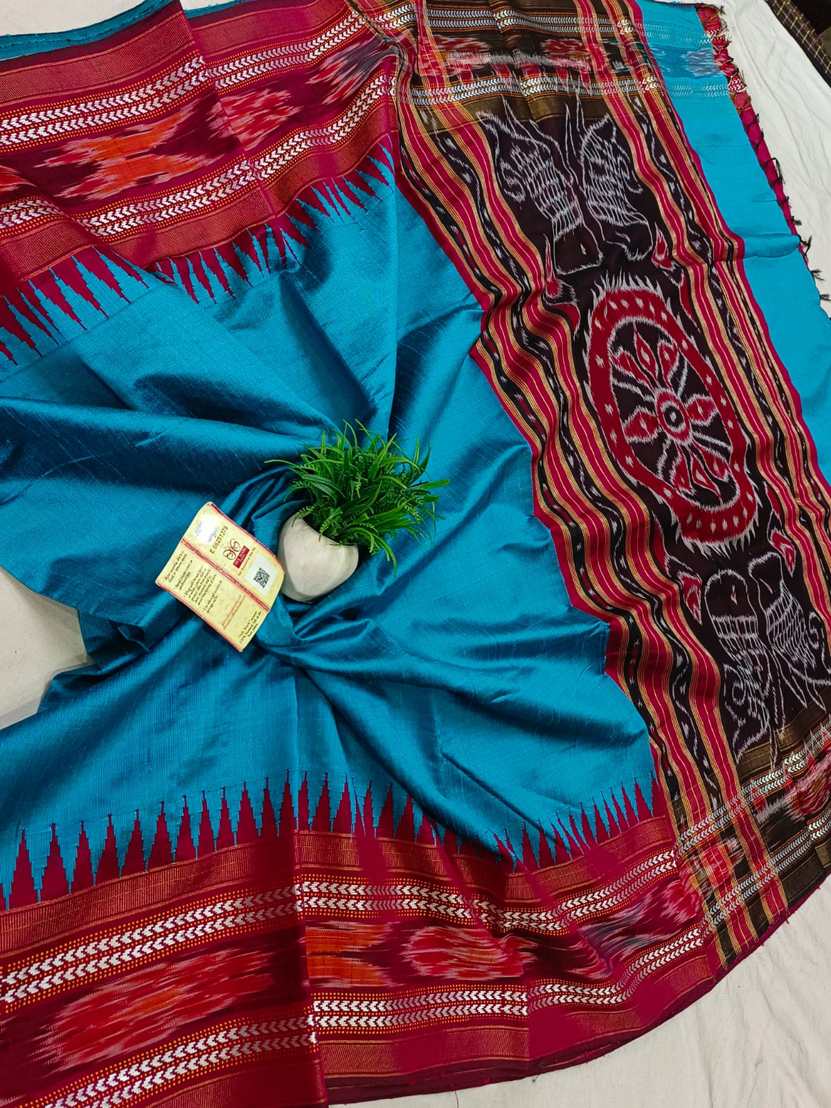 *Pure raw silk handloom Ikkat and vidarbha temple border saree with contrast blouse*
Pure raw silk saree
Silk mark certified
Handloom made
Best quality
Ready to despatch