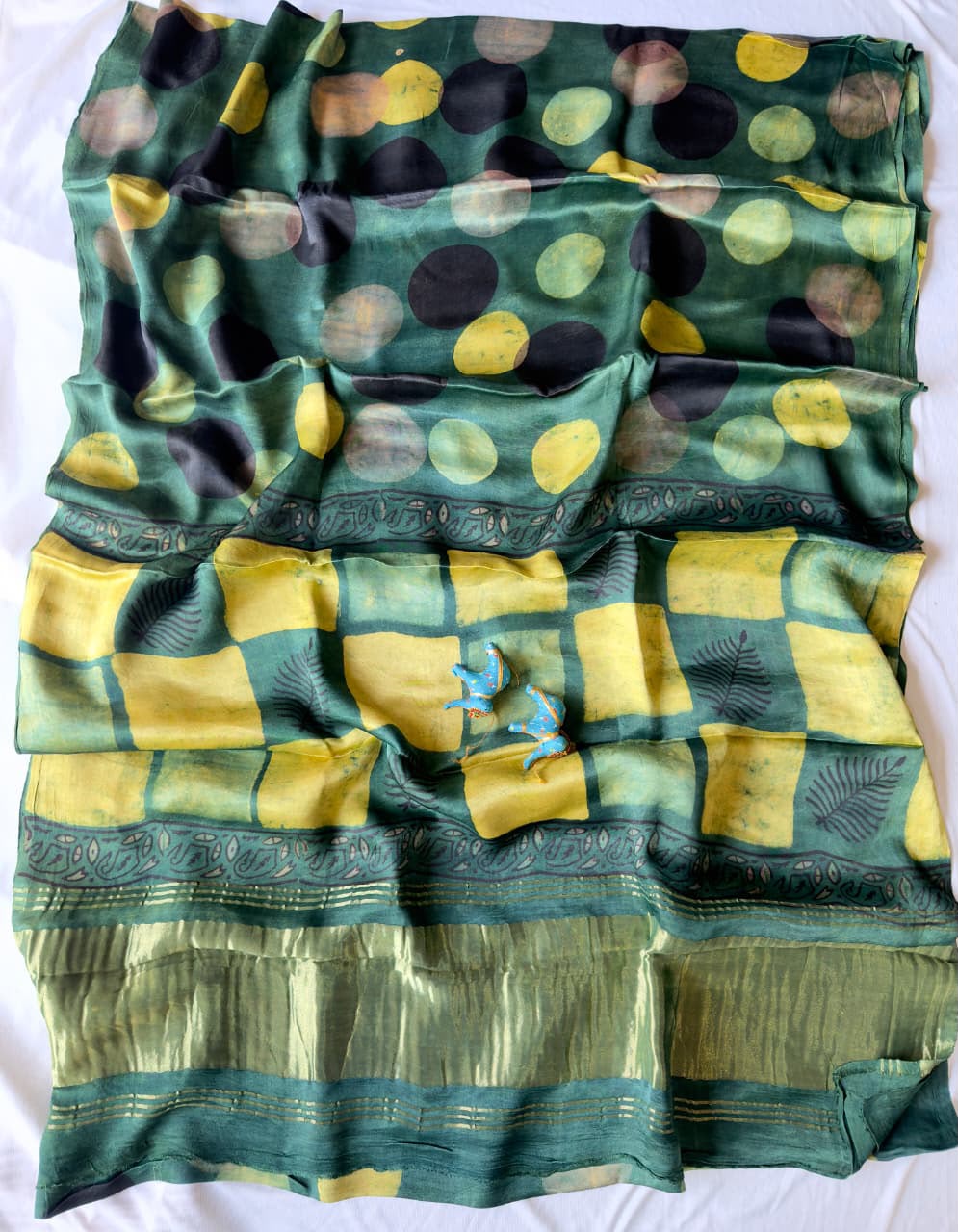 Expo quality *Pure 100% LAGDI PATTA MODAL Gajji Silk Saree*
Bagru handblock print
Ajrakh print & Rapid print 
Print detail's 
*Ayurveda Redefined Anar chilka*
*Nashpal dye Ajrakh print*
*Hand Block & dabu print*
 Use only natural 
(Pomegranate peel)
With beautiful printed blouse 
Saree length:- 6.5m with blouse 👚 
Premium quality