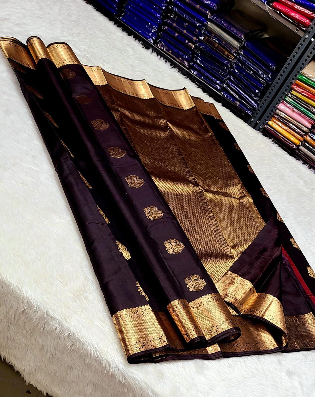 *100% PURE  Pure Silk KanjeevaramPURAM HANDWOVEN VERY PREMIUM QUALITY 1G SELF PATTERN SILK SAREES*

*1 GRAM GOLD PURE ZARI WEAVING*
*SILK MARK CERTIFICATE ATTACHED*

GOLD ZARI WEAVING PAKKKA HANDLOOM

EXCLUSIVE COLLECTION SUNDAY OFFER
