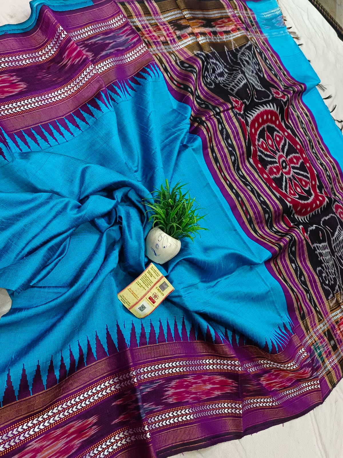 *Pure raw silk handloom Ikkat and vidarbha temple border saree with contrast blouse*
Pure raw silk saree
Silk mark certified
Handloom made
Best quality
Ready to despatch