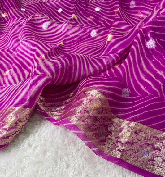 Pure Banarasi Kora Organza Arashi Dyed Saree ✨
Elegant handloom Kora silk with unique 
Arashi Shibori-inspired patterns. Lightweight, graceful & exclusive.