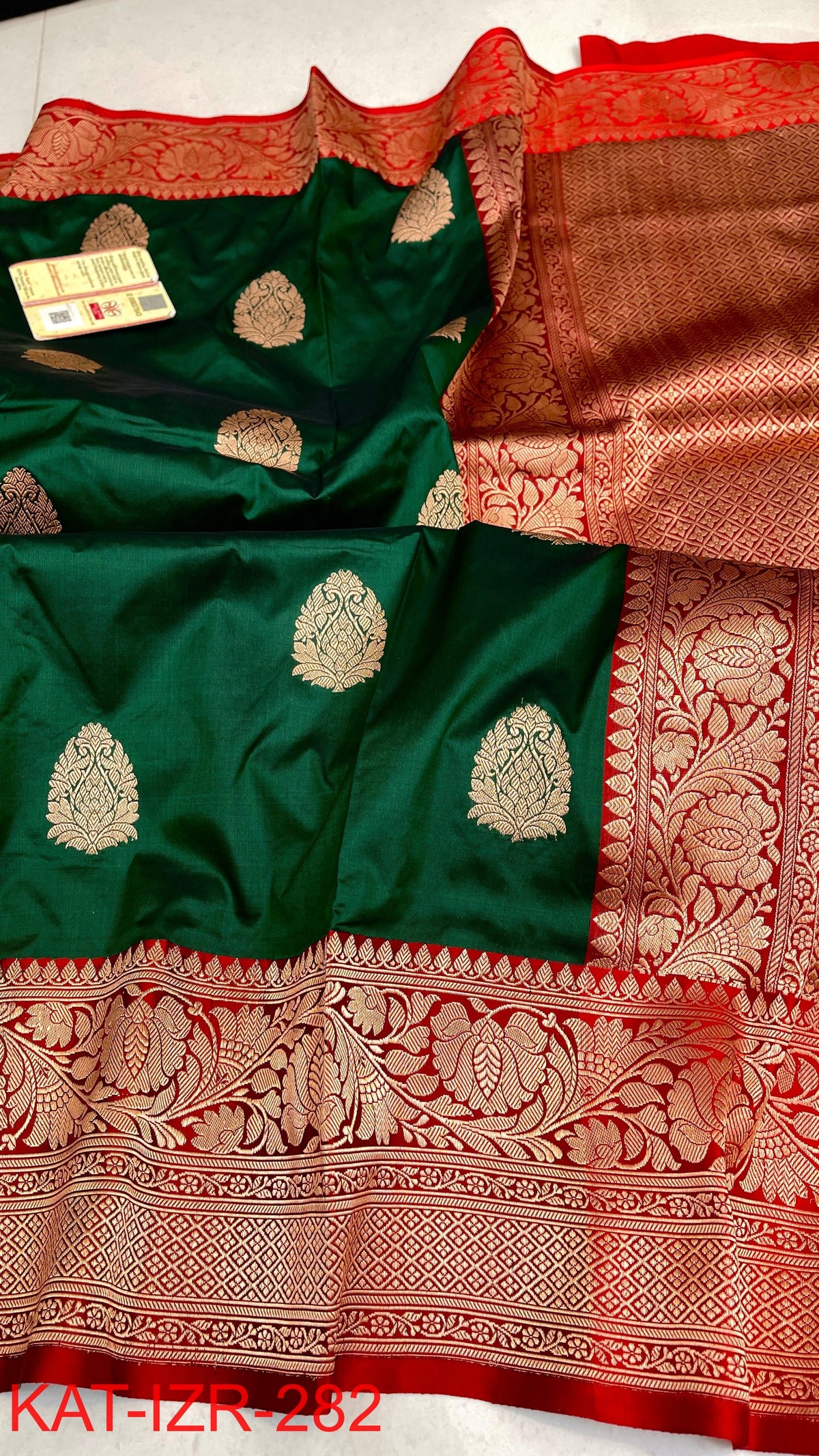 
Pure Handloom banarasi KATAN **Checks +Meenakari* SAREE
                *KATAN Checks + Meenakari*
Silk Sarees with antique Jari 
*Rich Pallu
*  Blouse with Border
* Smooth & Soft Fabric with silkmark certificate