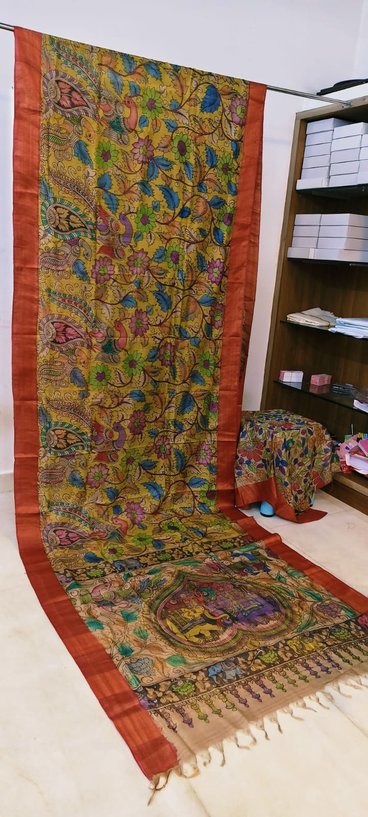 *Kalamkari on Tussar Silk*
*Pen kalamkari*
*Pure desi tusser silk and with hand painted sarees* 
*Length: 6.5 mtr*
*Width 45 inch*