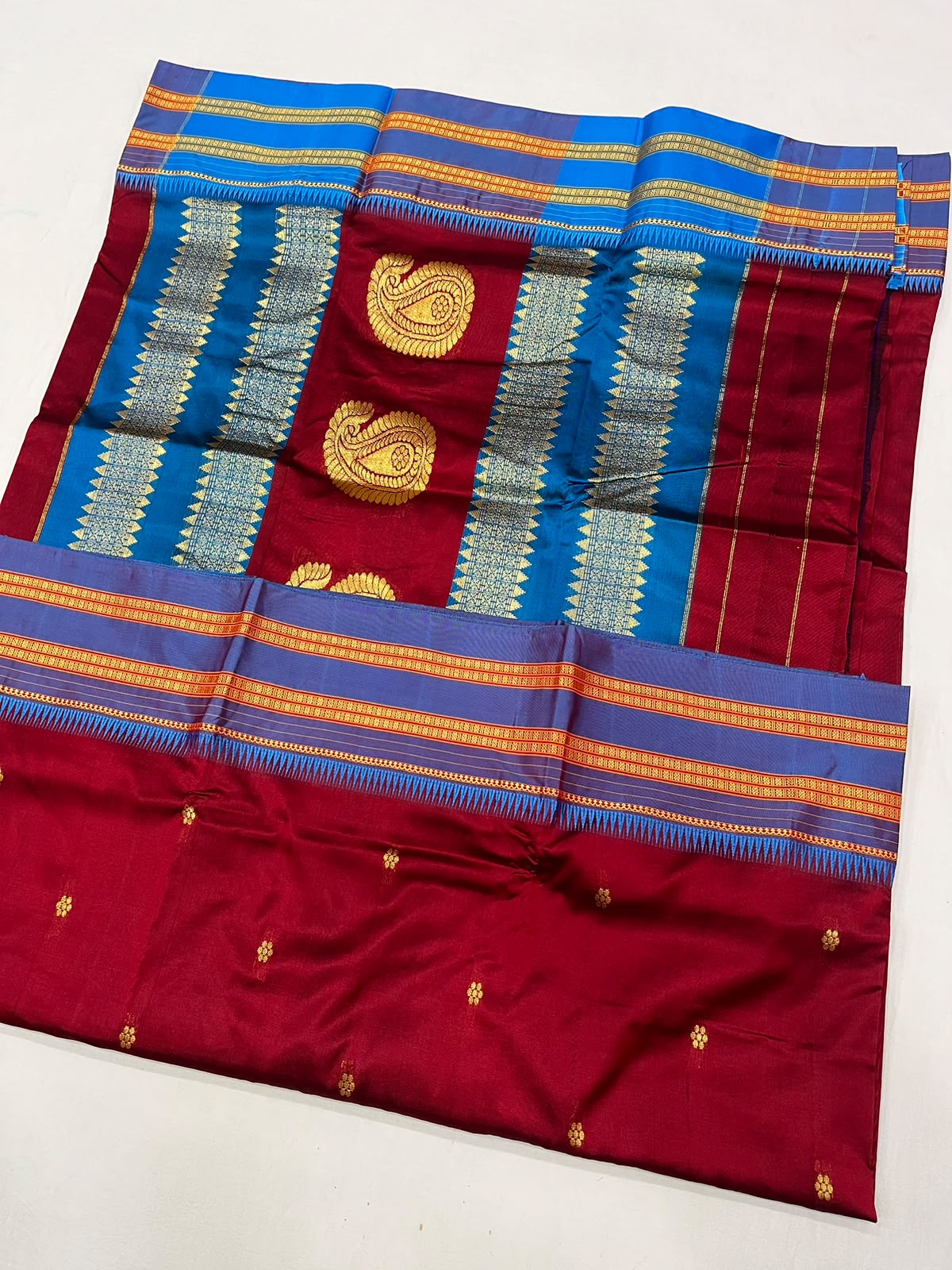 *Narayanpeth silk saree*
Running blouse 
Shoulder butti 
Pure silk
*Price: 6300/- + ship*