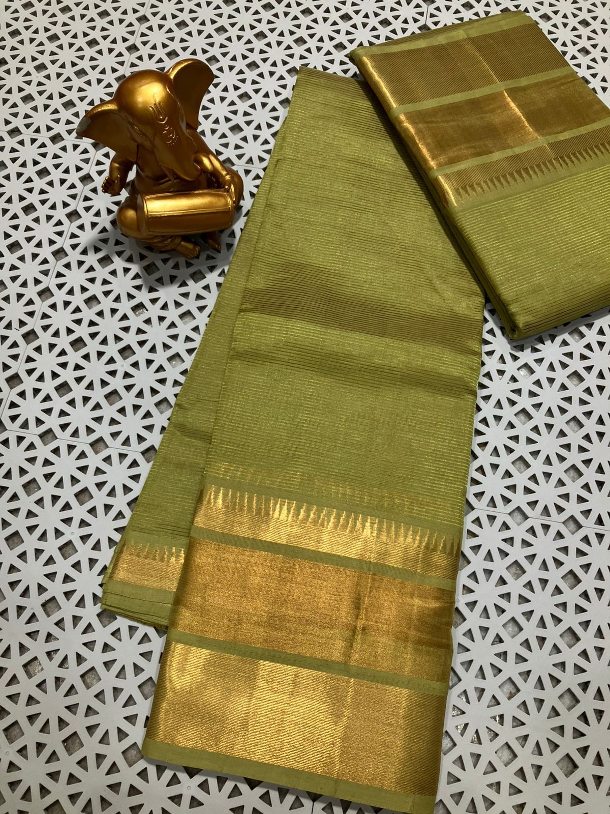 *Material*:Mangalagiri pure pattu by cotton

*Model*:250k jari border plain pure pattu sarees

Running pallu and blouse