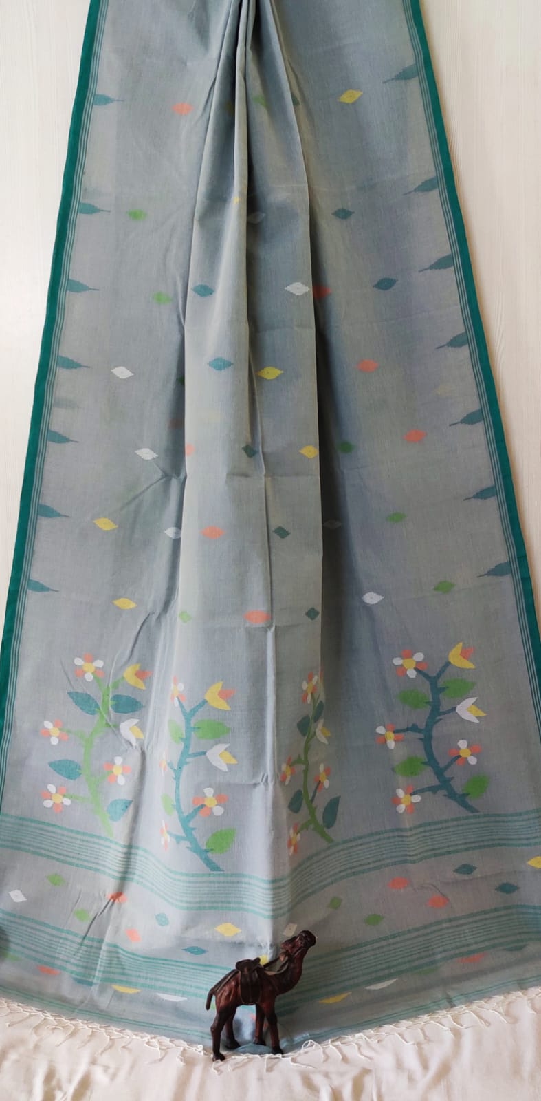 Very exclusive,Beautiful 100 Count pure 
Cotton by Cotton Hand Spoon jamdani 
with temple border with very 
elegant jamdani motif pallu
Without bp