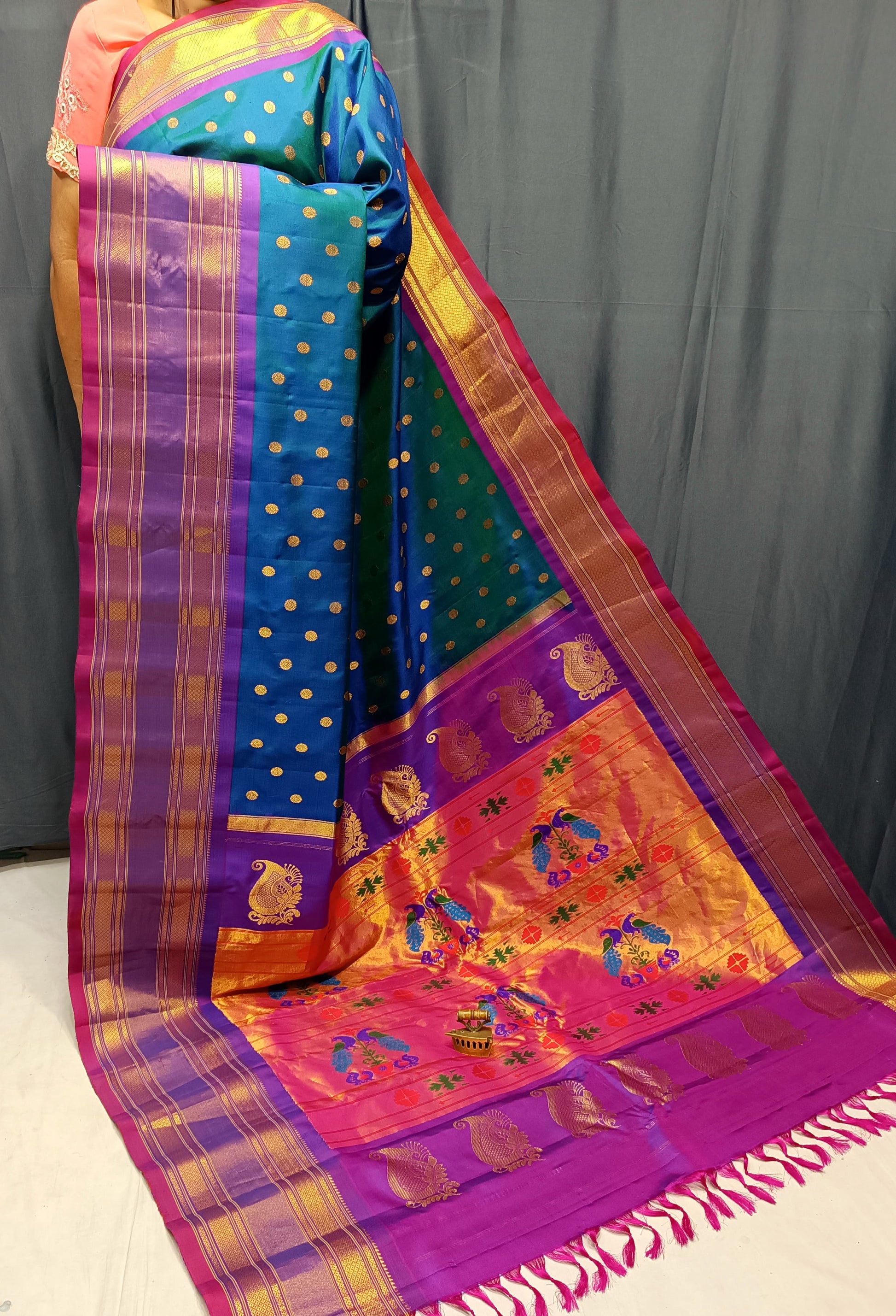Swamini Maharani Kalanjali Paithani. 
Handmade Saree 
Pure  Silk  Material
Maharani  Pallu
All Over Butta 
Self Blouse.
Soft  Wear