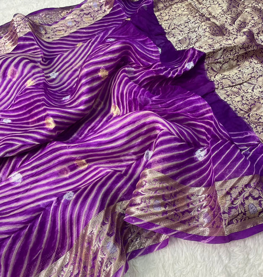Pure Banarasi Kora Organza Arashi Dyed Saree ✨
Elegant handloom Kora silk with unique 
Arashi Shibori-inspired patterns. Lightweight, graceful & exclusive.
