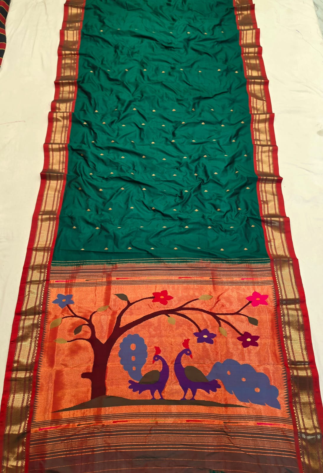 *Yeola Paithani*
Pure Silk 
Fancy pallu 
💯 Handwoven 
Silkmark Certified 
Shoulder Buttis 
Quality Weaving 👌🏼 
With Running Blouse 
