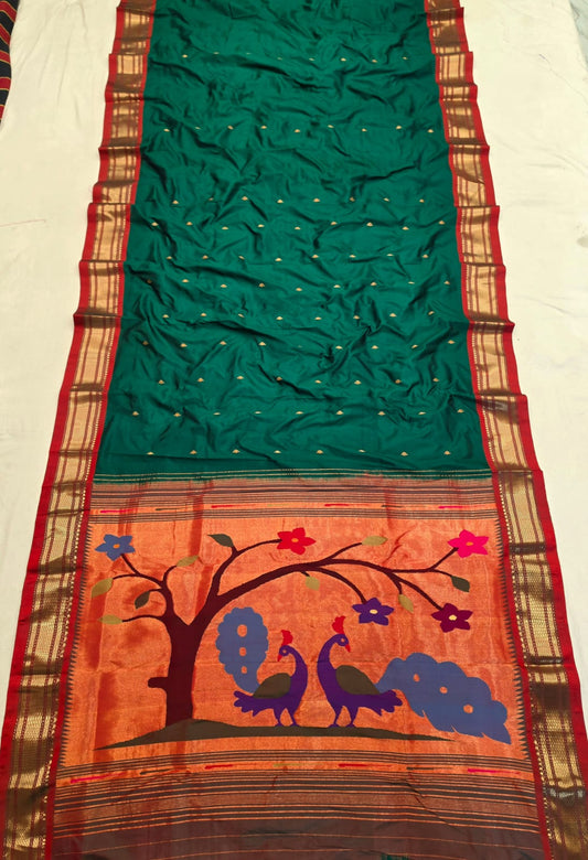 *Yeola Paithani*
Pure Silk 
Fancy pallu 
💯 Handwoven 
Silkmark Certified 
Shoulder Buttis 
Quality Weaving 👌🏼 
With Running Blouse 
