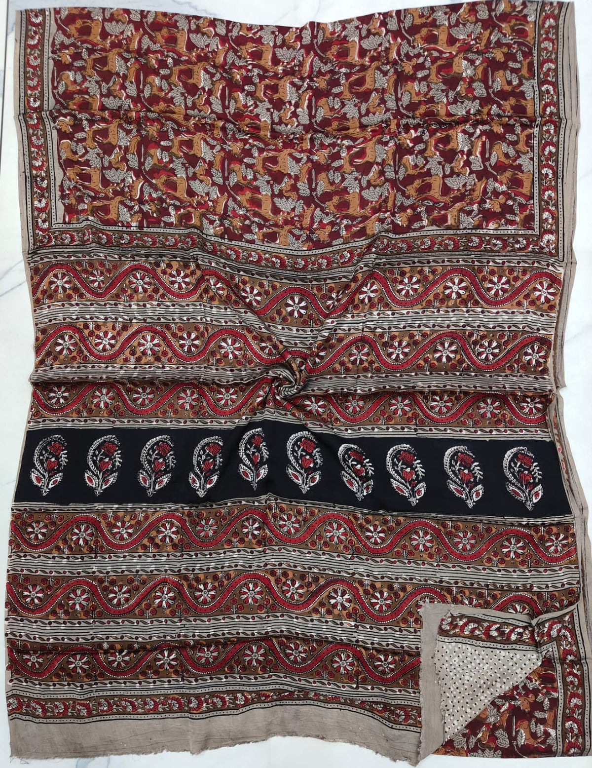 New Arrival Premium Modal Silk 2pc Suit
Top – Modal Silk (2.50 mtr)
Dupatta – Modal Silk (2.50 mtr)
Vanaspati Ajrakh
Kutch Ajrakh Elegant look | Premium Quality | Festive & Party Wear
