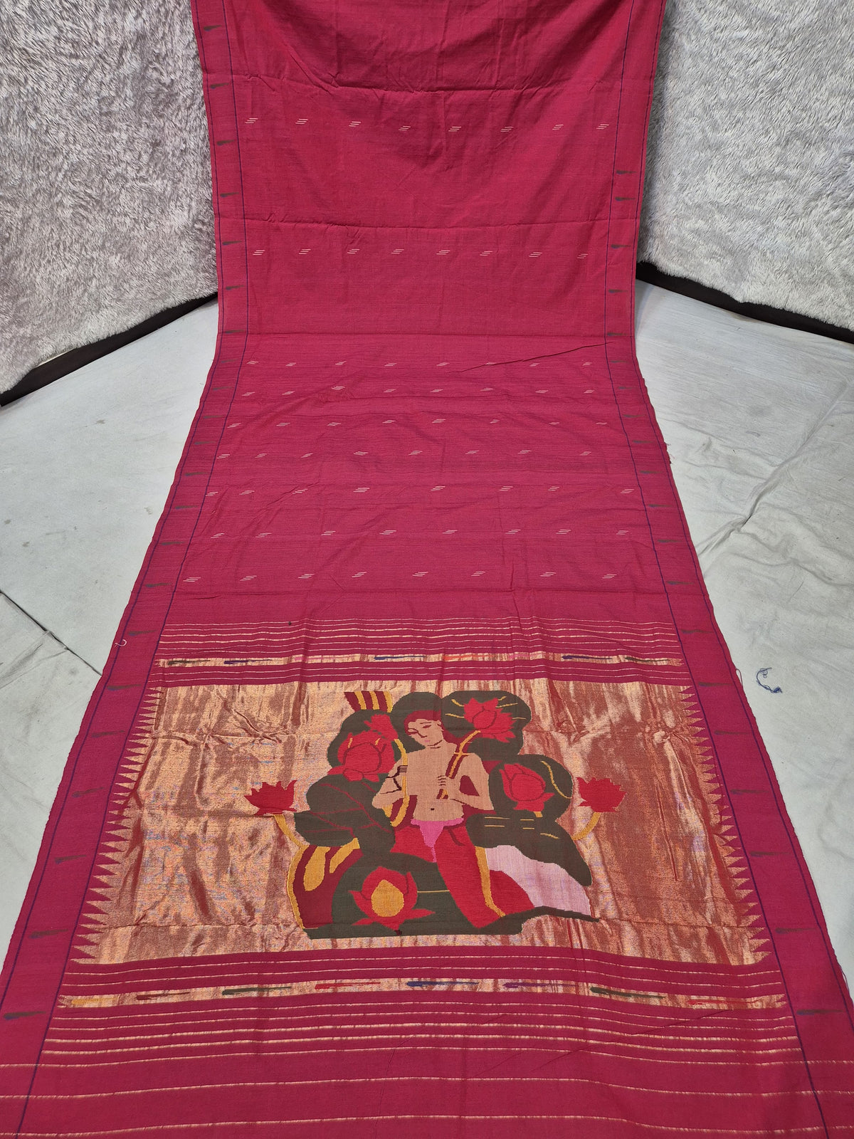 Ek muniya 
cotton handwoven
 paithanis

