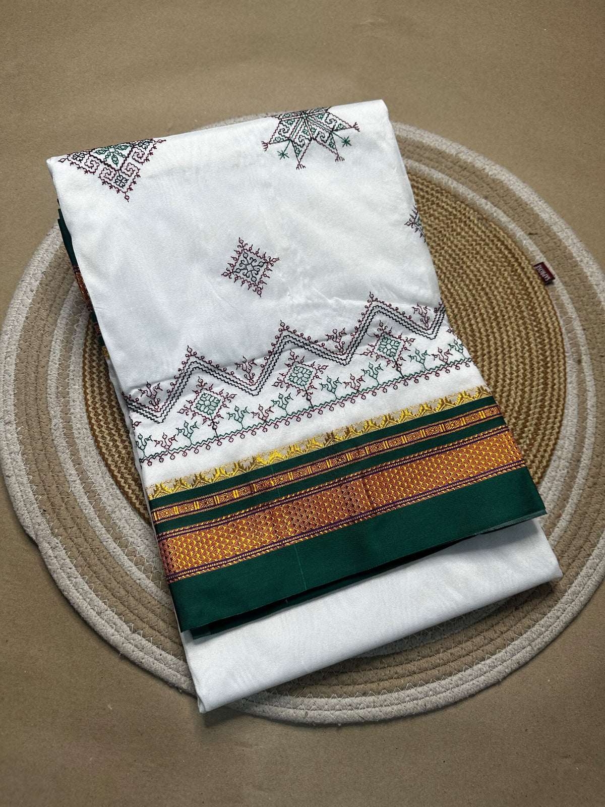 Material - shiny Maserised blended blended silk
Border - chikki paras
Saree Name -ilkal special kasuti saree
Pallu -patti pallu
Blouse -running 
Handloom -no
Saree length- 6.2