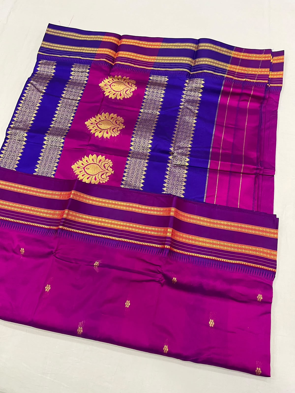 *Narayanpeth silk saree*
Running blouse 
Shoulder butti 
Pure silk
*Price: 6300/- + ship*