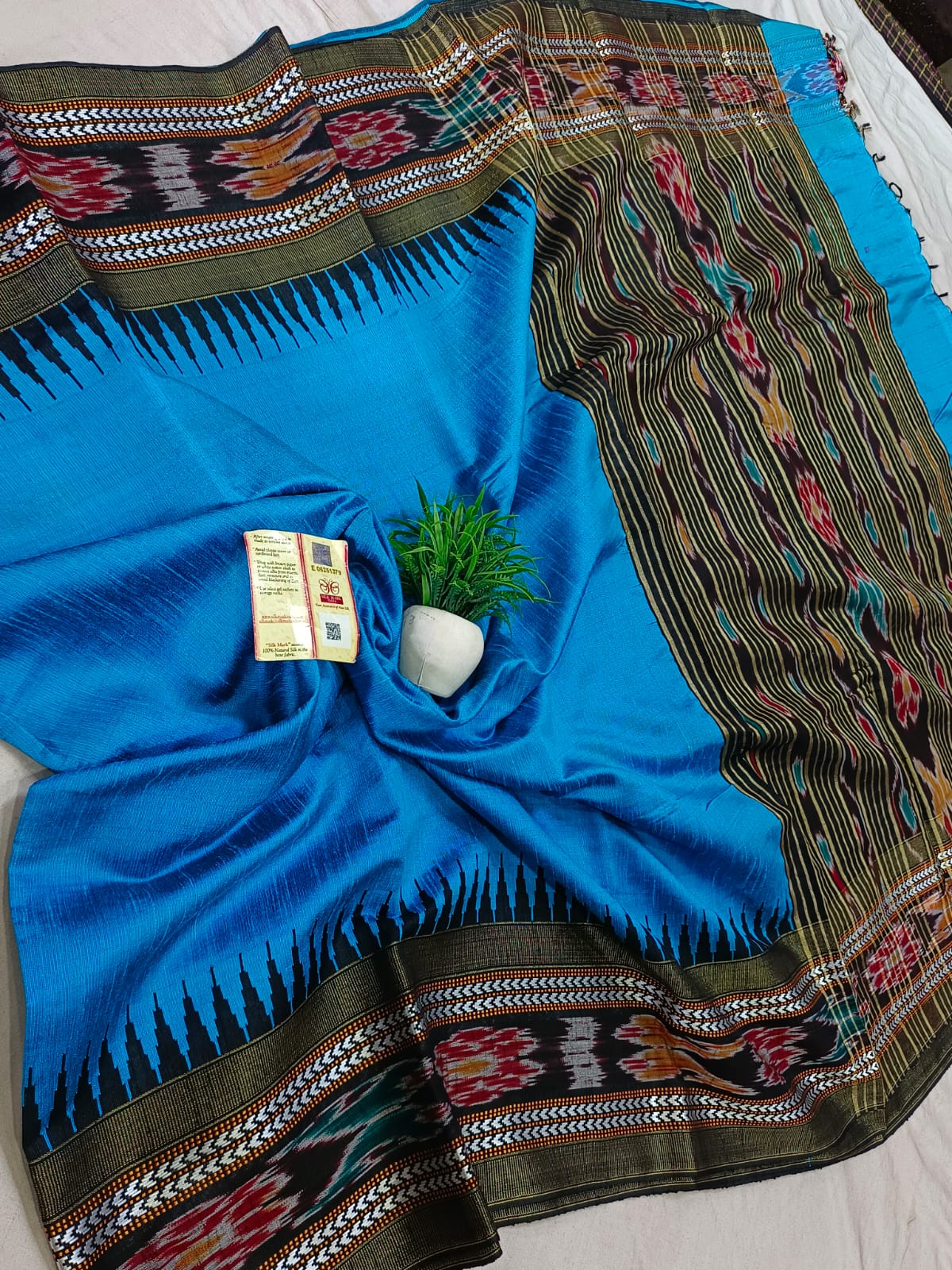 *Pure raw silk handloom Ikkat and vidarbha temple border saree with contrast blouse*
Pure raw silk saree
Silk mark certified
Handloom made
Best quality
Ready to despatch
