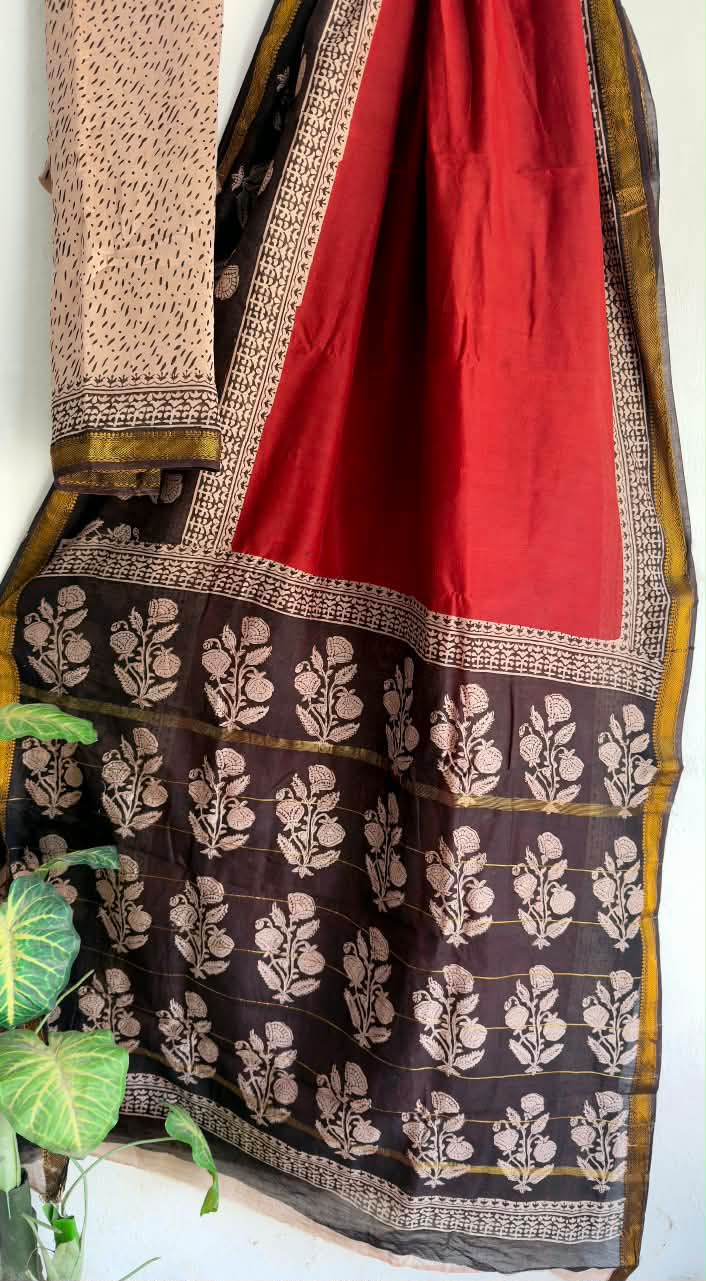🍁Beautifully Crafted Maheshwari Silk Saree  collection🍁
 Specially Designed in Bagru  jahota rapid dabu hand block print
100% Natural Dye
Fabric : Maheshwari Silk 
Length : 5.5 Meters
Blouse Piece : 0.90 Meter