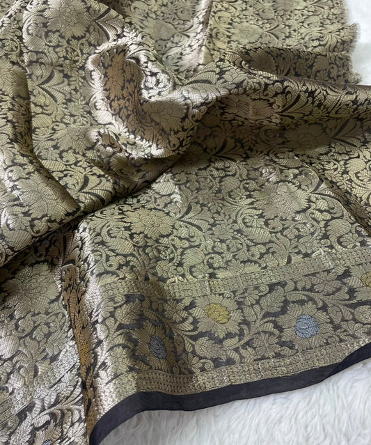 Pure Banarasi Kora Organza Arashi Dyed Saree ✨
Elegant handloom Kora silk with unique 
Arashi Shibori-inspired patterns. Lightweight, graceful & exclusive.