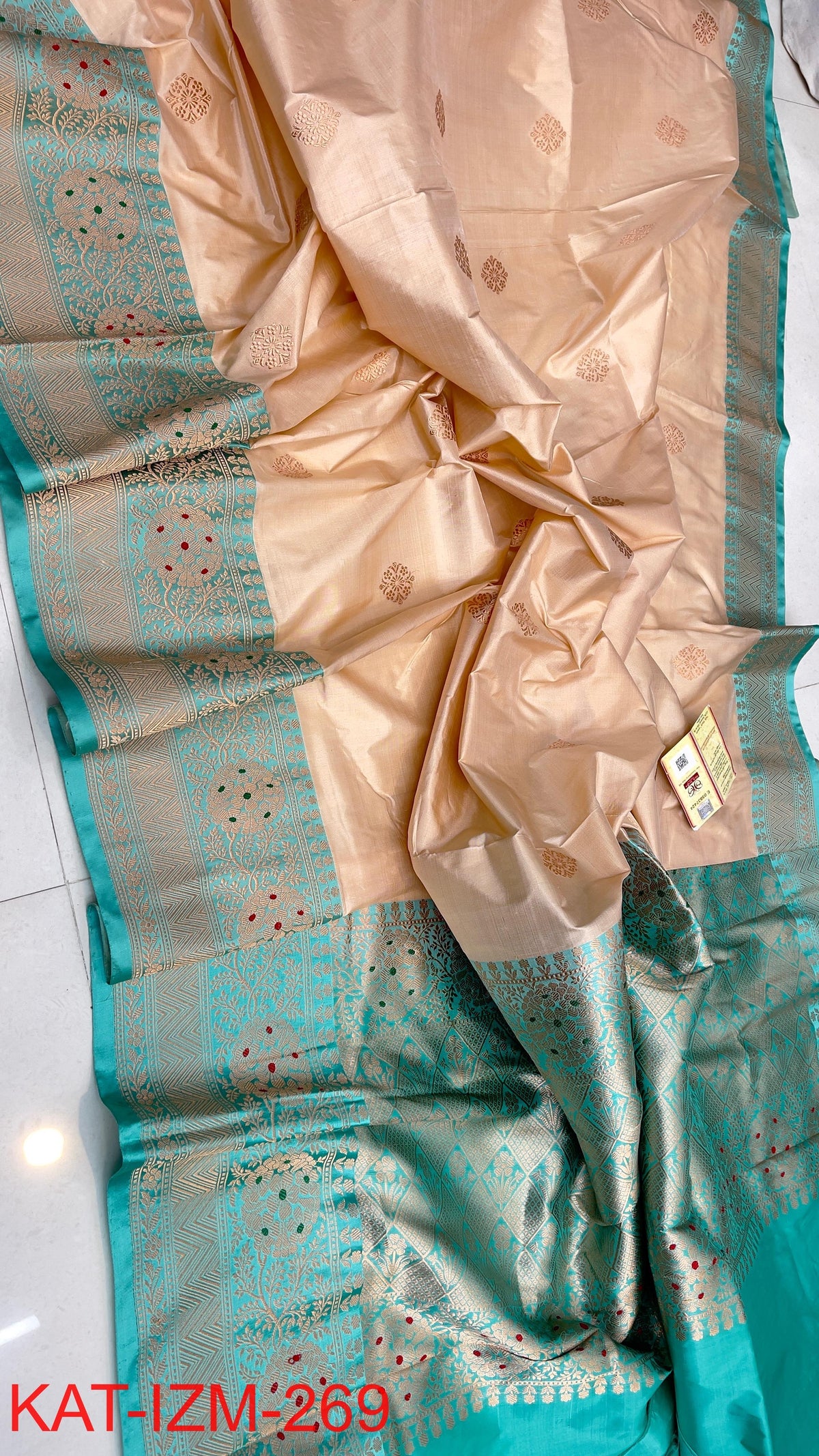 
Pure Handloom banarasi KATAN **Checks +Meenakari* SAREE
*KATAN Checks + Meenakari*
Silk Sarees with antique Jari 
*Rich Pallu
*  Blouse with Border
* Smooth & Soft Fabric