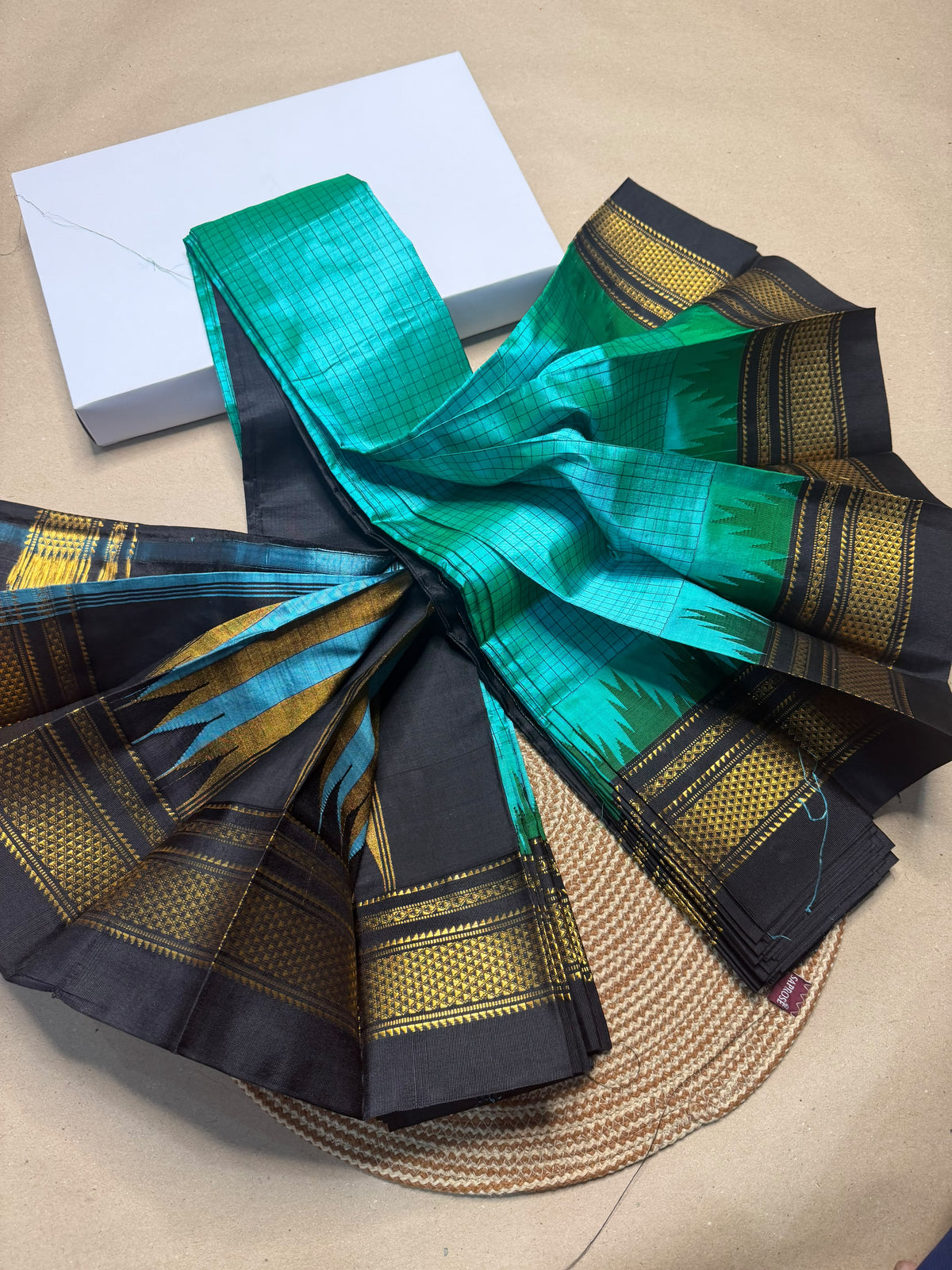 Material - pure silk 
Border - chikki paras
Saree Name -ilkal pure silk small kaddi checks with small temple border saree
Pallu -multi tope silk pallu
Blouse -contrast
Handloom -yes
Saree length- 6.2