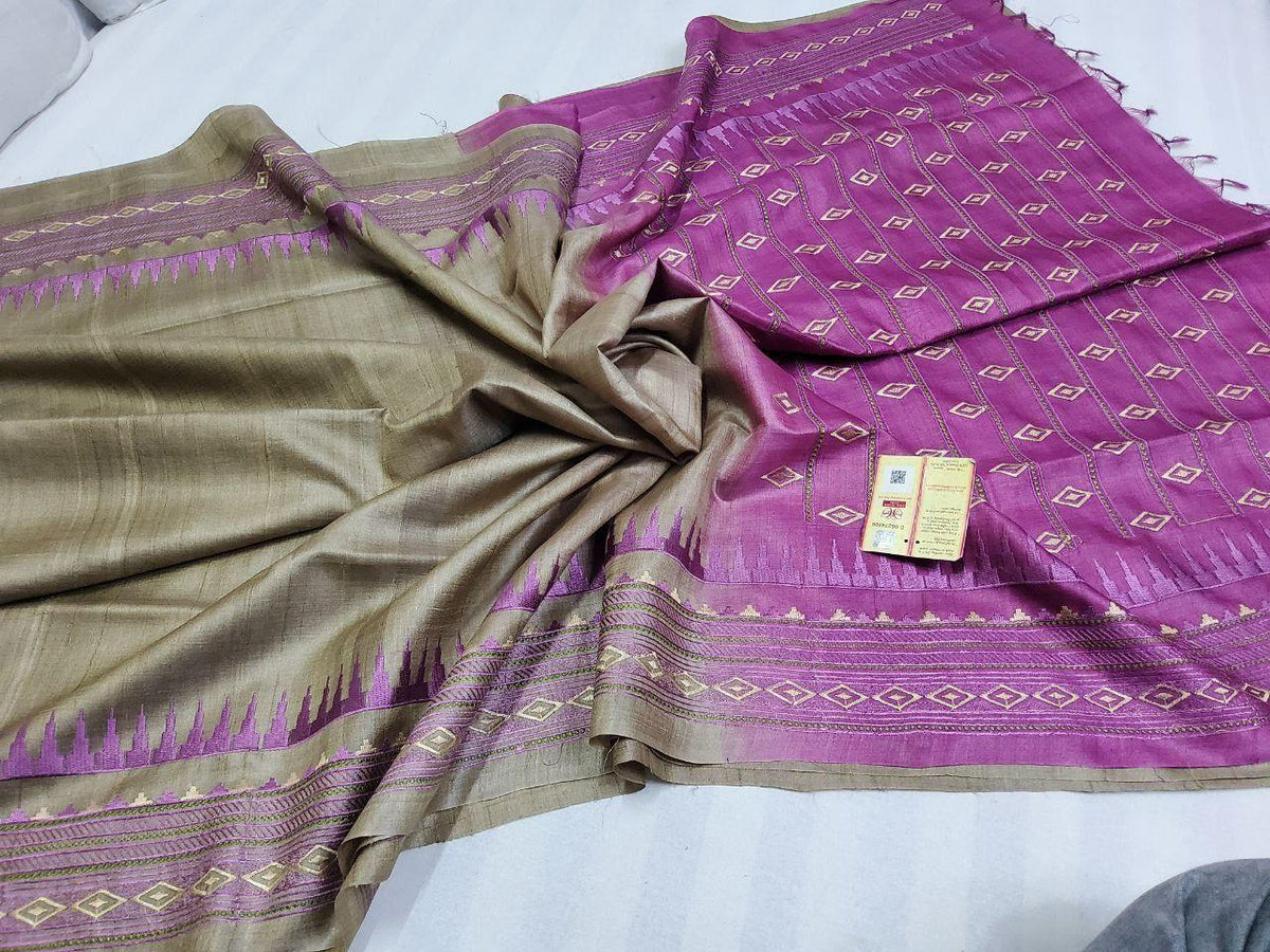 Pure tussar by  munga with beautiful temple embroidery design pallu and border silk handloom saree with blouse pc.
Available 
Best quality 
Silk mark tag 👈🏻