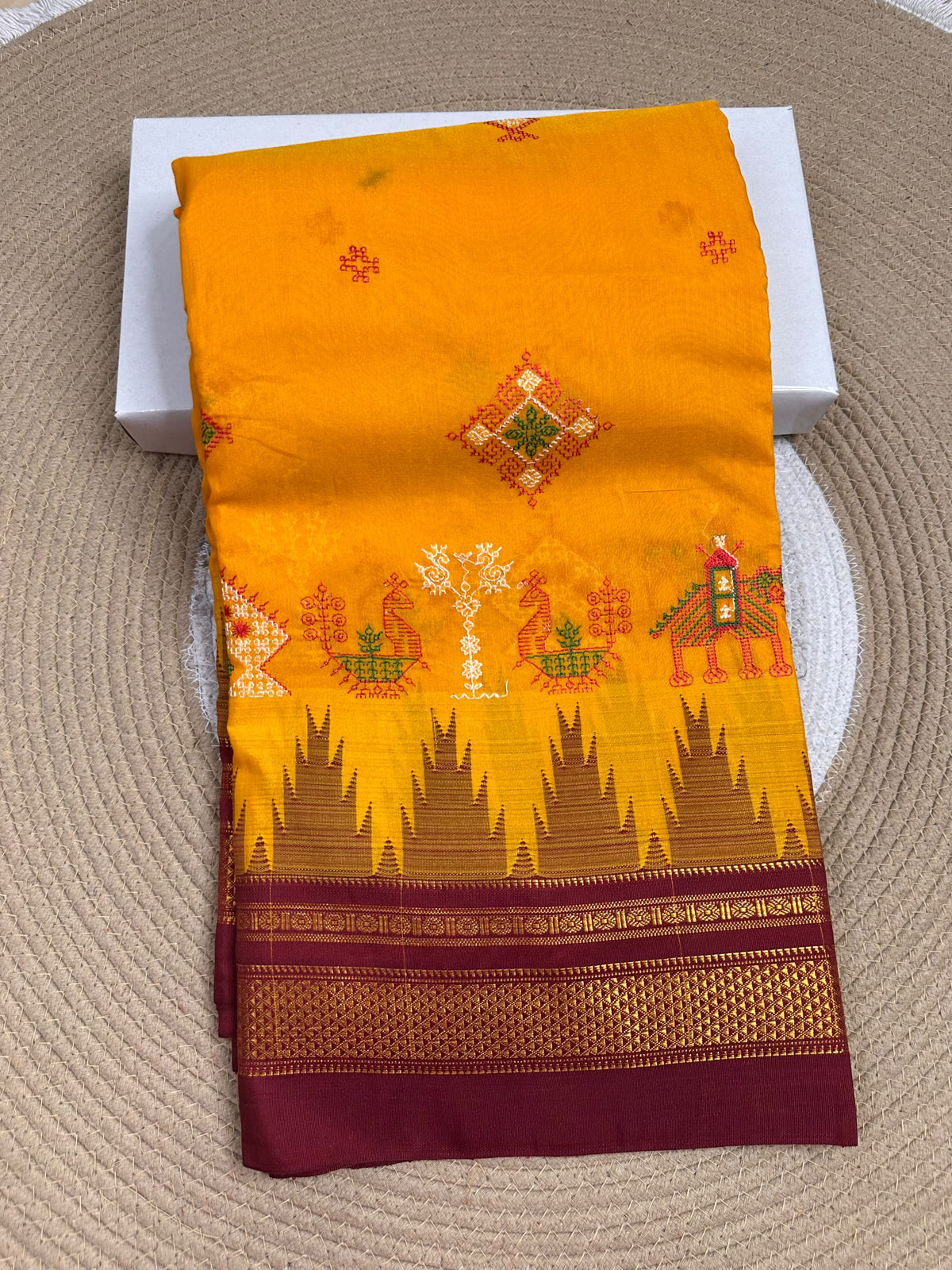 Material - Maserised cotton 
Border - Temple border, Chikki Paras
Saree Name -Tana warpa kasuti saree 
Pallu -Ilkal pallu
Blouse -contrast
Handloom -no
Saree length- 6.2