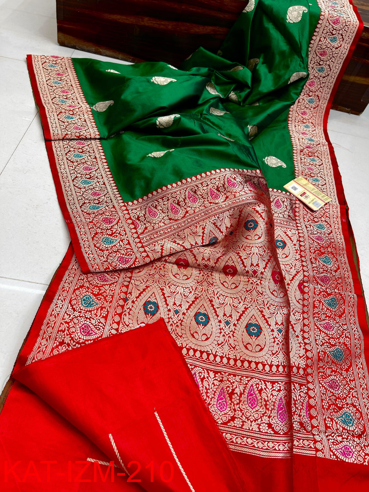 
Pure Handloom banarasi KATAN **Checks +Meenakari* SAREE
*KATAN Checks + Meenakari*
Silk Sarees with antique Jari 
*Rich Pallu
*  Blouse with Border
* Smooth & Soft Fabric