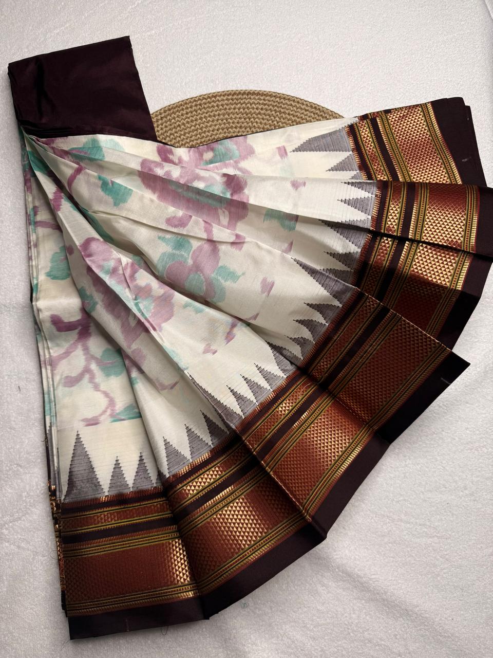 Material - pure silk 
Border - chikki paras
Saree Name -ilkal pure silk horizontal and also vertical stripes jari with temple border saree
Pallu -silk pallu
Blouse -contrast
Handloom -yes
Saree length- 6.2