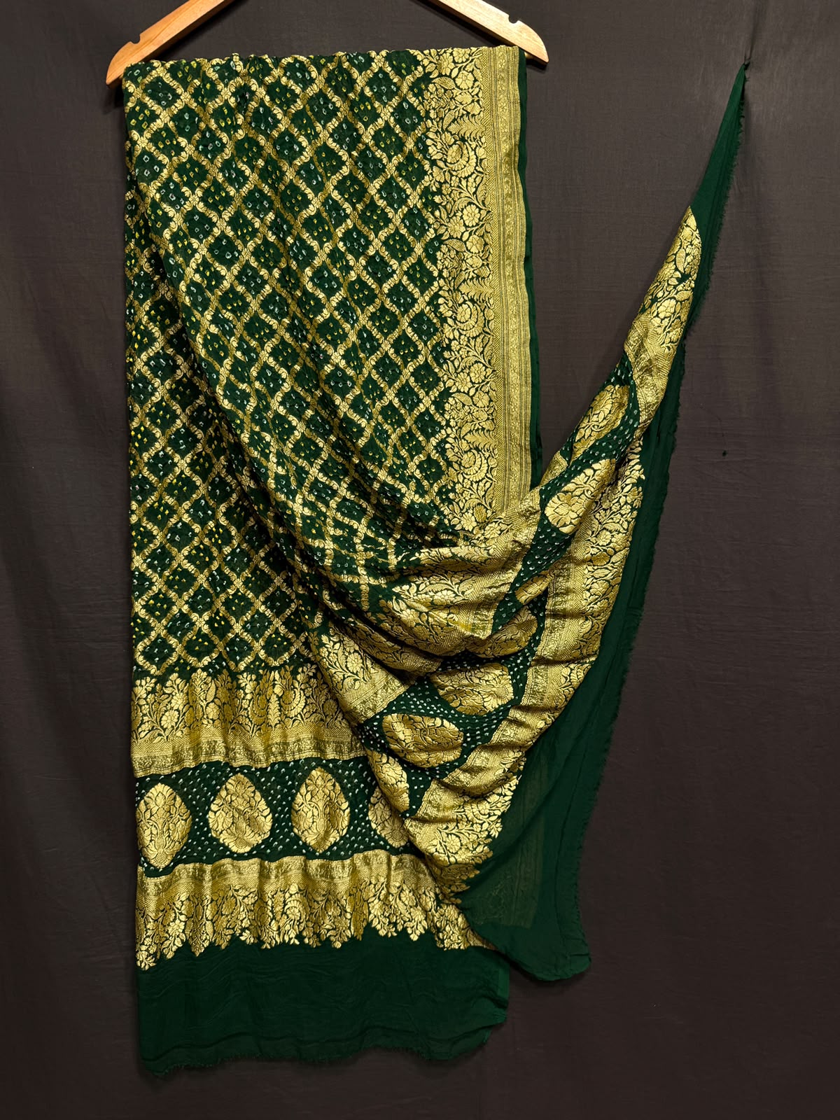 **Nim Zari Bandhej Dupatta**
- **Fabric:** handwoven Georgette
- **Design:** Beautiful Bandhej, Real Nimzari
- **Quality:** Best quality & colour 
- ** colour:** pastel & Dark
**Description:**
- **Length:** 2.50 meters, full length
- **Use:** Dress & Lehenga Choli Dupatta