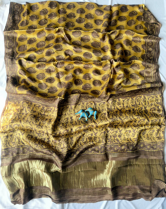 Expo quality *Pure 100% LAGDI PATTA MODAL Gajji Silk Saree*
Bagru handblock print
Ajrakh print & Rapid print 
Print detail's 
*Ayurveda Redefined Anar chilka*
*Nashpal dye Ajrakh print*
*Hand Block & dabu print*
 Use only natural 
(Pomegranate peel)
With beautiful printed blouse 
Saree length:- 6.5m with blouse 👚 
Premium quality