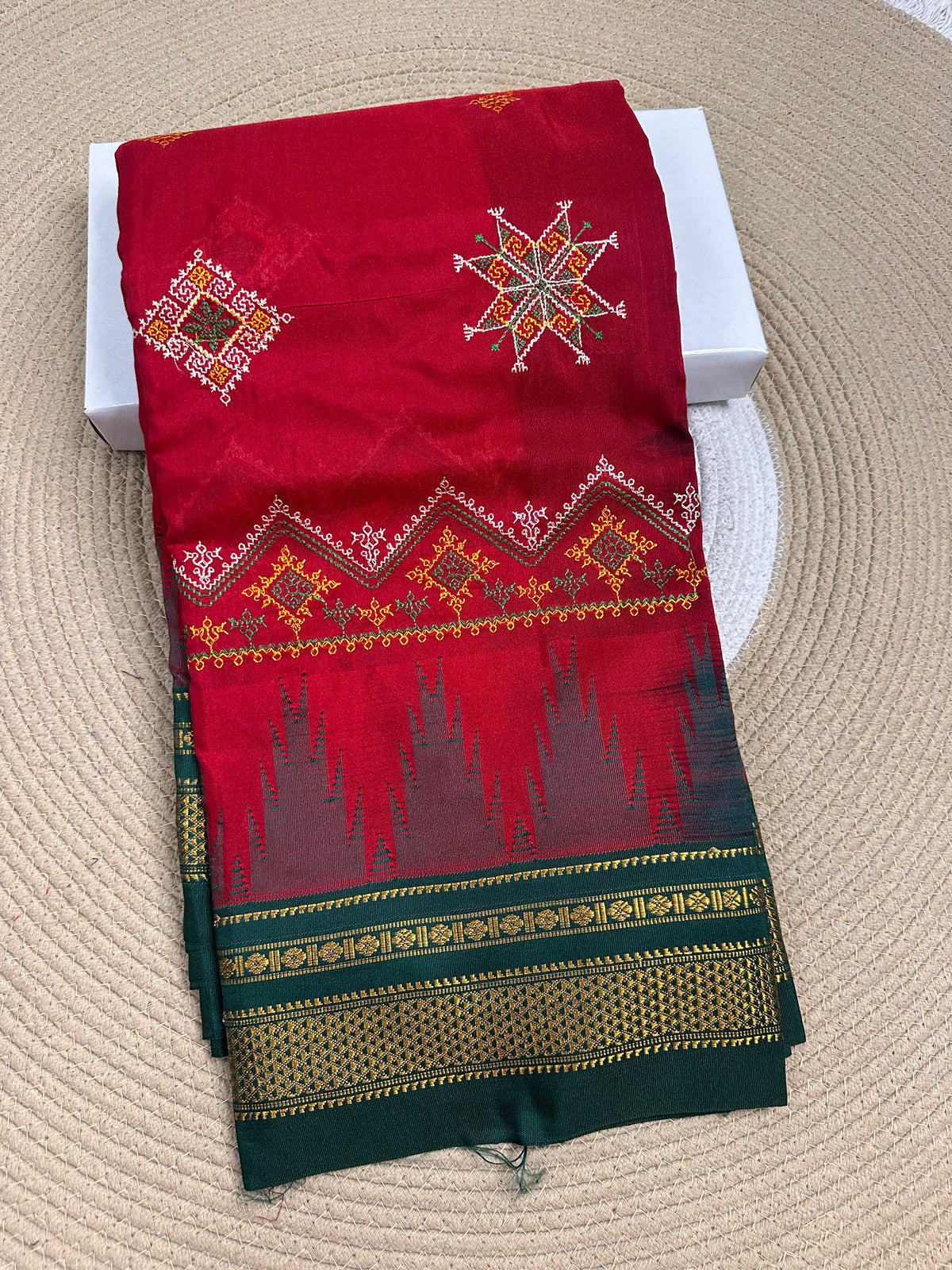 Material - Maserised cotton 
Border - Temple border, Chikki Paras
Saree Name -Tana warpa kasuti saree 
Pallu -Ilkal pallu
Blouse -contrast
Handloom -no
Saree length- 6.2