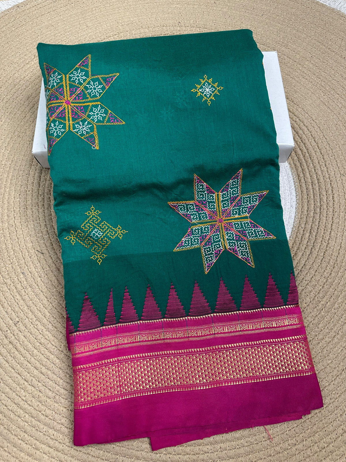 Material - Maserised cotton 
Border - Temple border, Chikki Paras
Saree Name -Tana warpa kasuti saree 
Pallu -Ilkal pallu
Blouse -contrast
Handloom -no
Saree length- 6.2