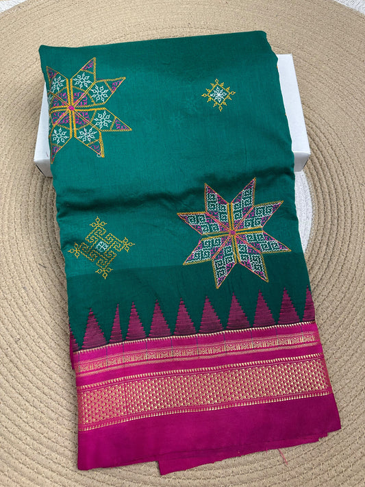 Material - Maserised cotton 
Border - Temple border, Chikki Paras
Saree Name -Tana warpa kasuti saree 
Pallu -Ilkal pallu
Blouse -contrast
Handloom -no
Saree length- 6.2