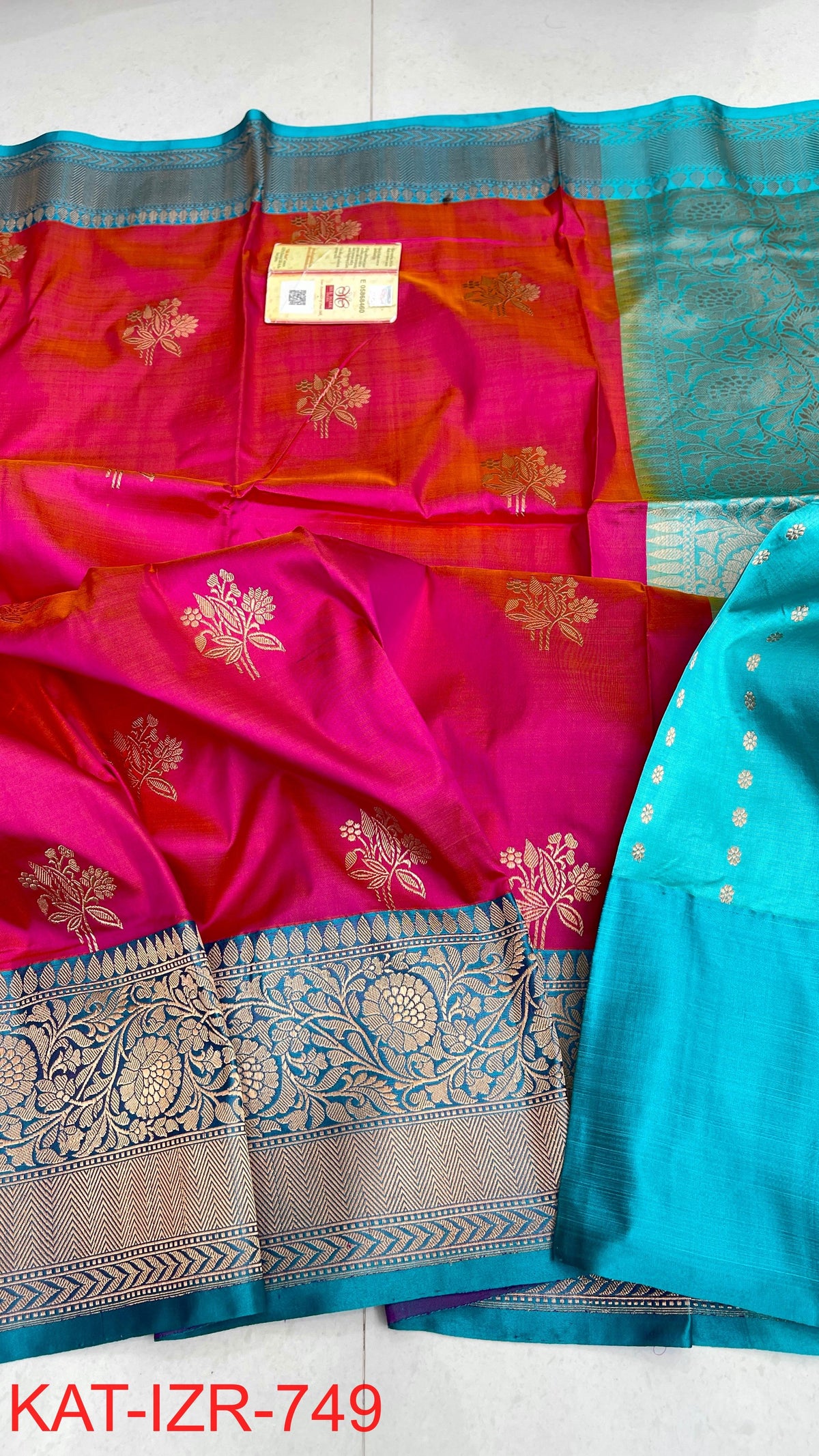 
Pure Handloom banarasi KATAN **Checks +Meenakari* SAREE
                *KATAN Checks + Meenakari*
Silk Sarees with antique Jari 
*Rich Pallu
*  Blouse with Border
* Smooth & Soft Fabric with silkmark certificate