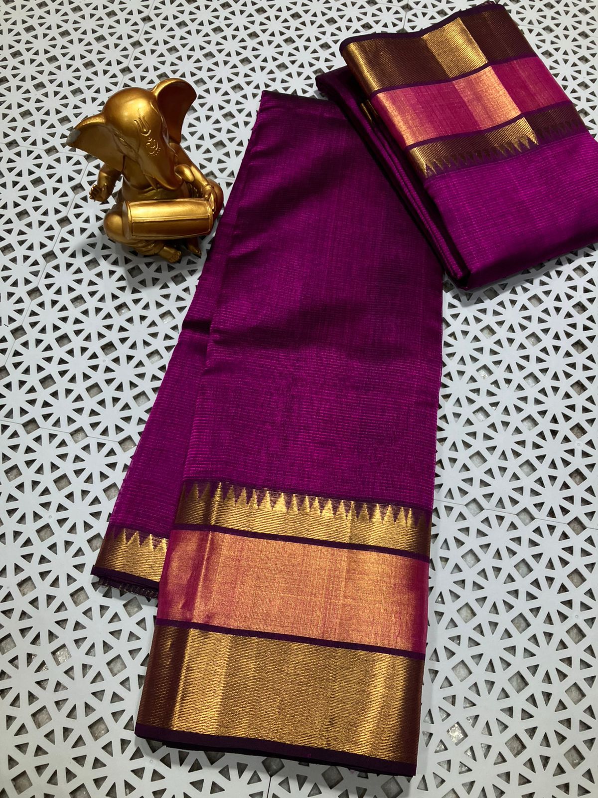 *Material*:Mangalagiri pure pattu by cotton

*Model*:250k jari border plain pure pattu sarees

Running pallu and blouse