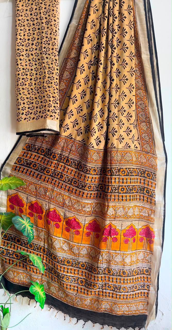 👌🏻Linen collection 👌🏻
.... *Hand* block printed linen saree with blouse.....
Size 6.5 with blouse
Natural dye n colour
 
Pure hand ( without screen print ) 