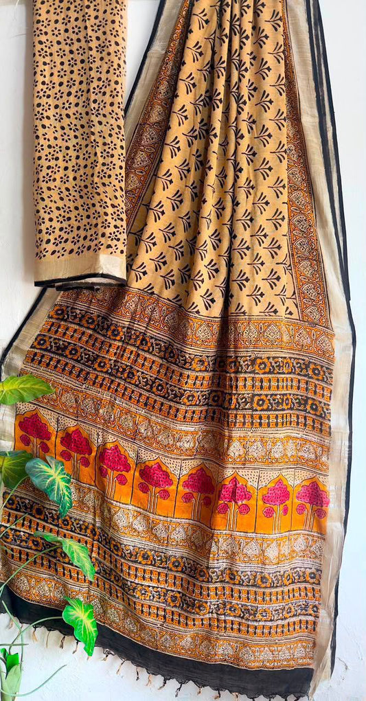 👌🏻Linen collection 👌🏻
.... *Hand* block printed linen saree with blouse.....
Size 6.5 with blouse
Natural dye n colour
 
Pure hand ( without screen print ) 