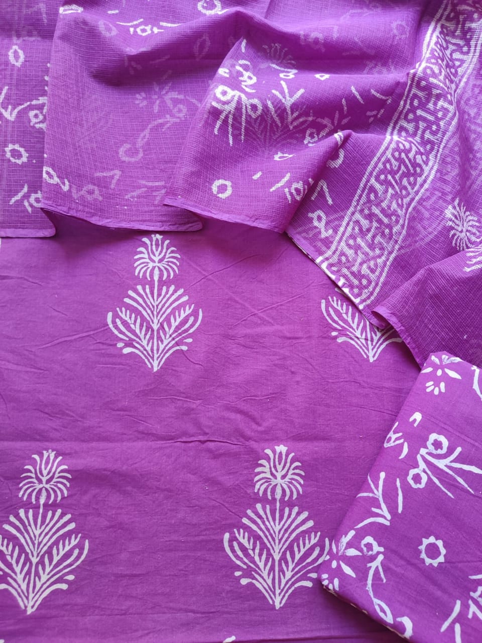Now new arrivals 

Block printed cotton suit with kota doriya duppta 

Top @ bottom *cotton*
Duptta  *kota doriya*