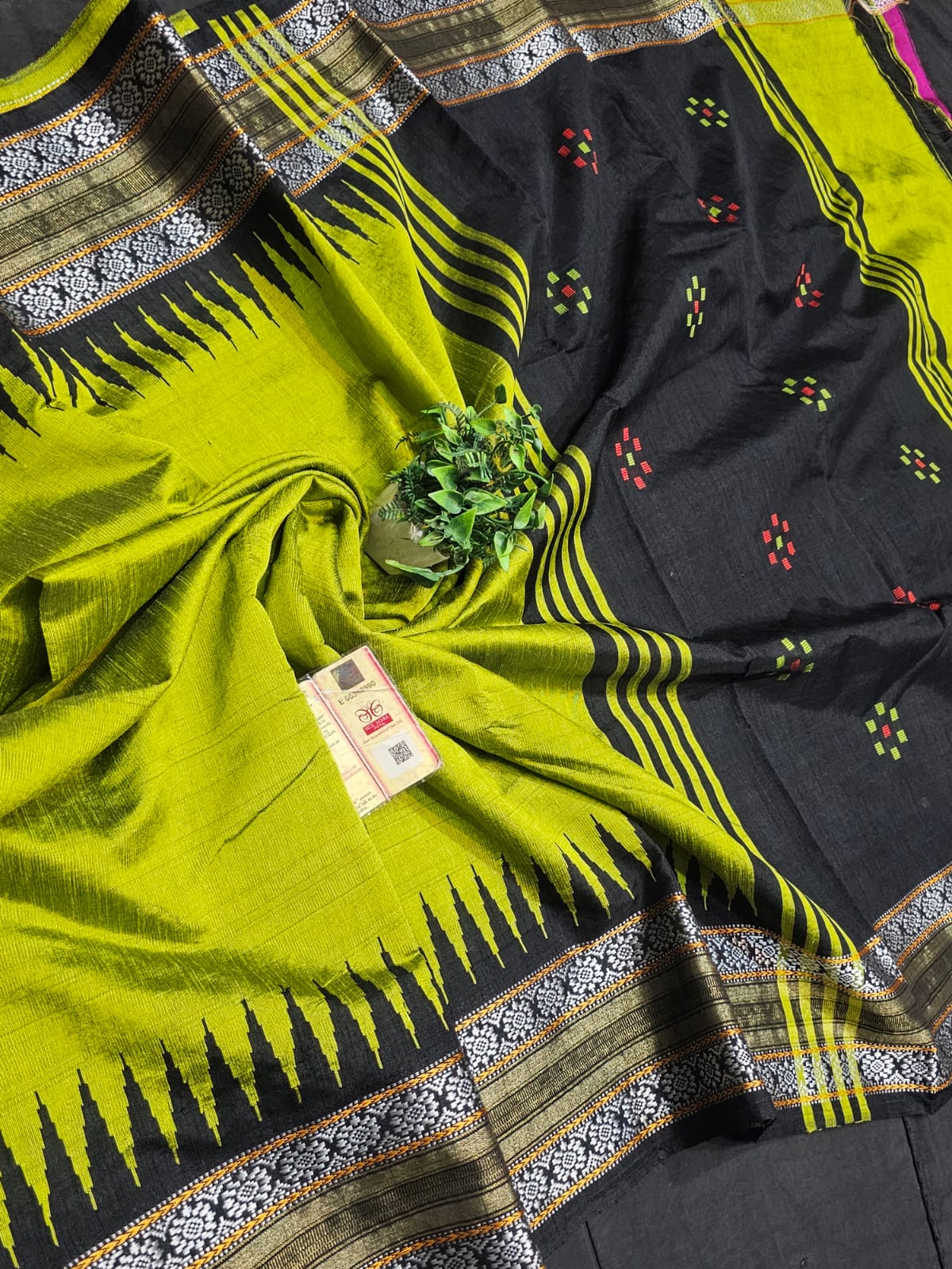 High demanding design 
*Pure Raw silk Handlloom ikkat and vidarbha (karvati kinar) temple border saree or ikkat pallu with contrast blouse*
silkmark certified
