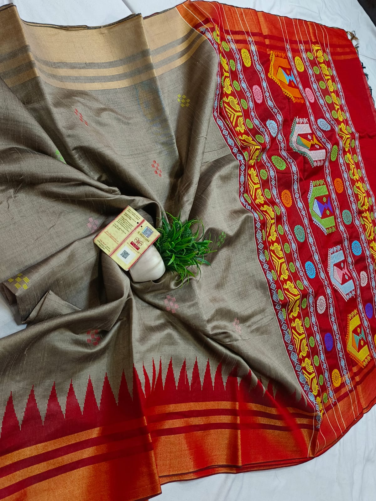 *Pure raw silk handloom temple border dolabedi pallu saree with contrast blouse*