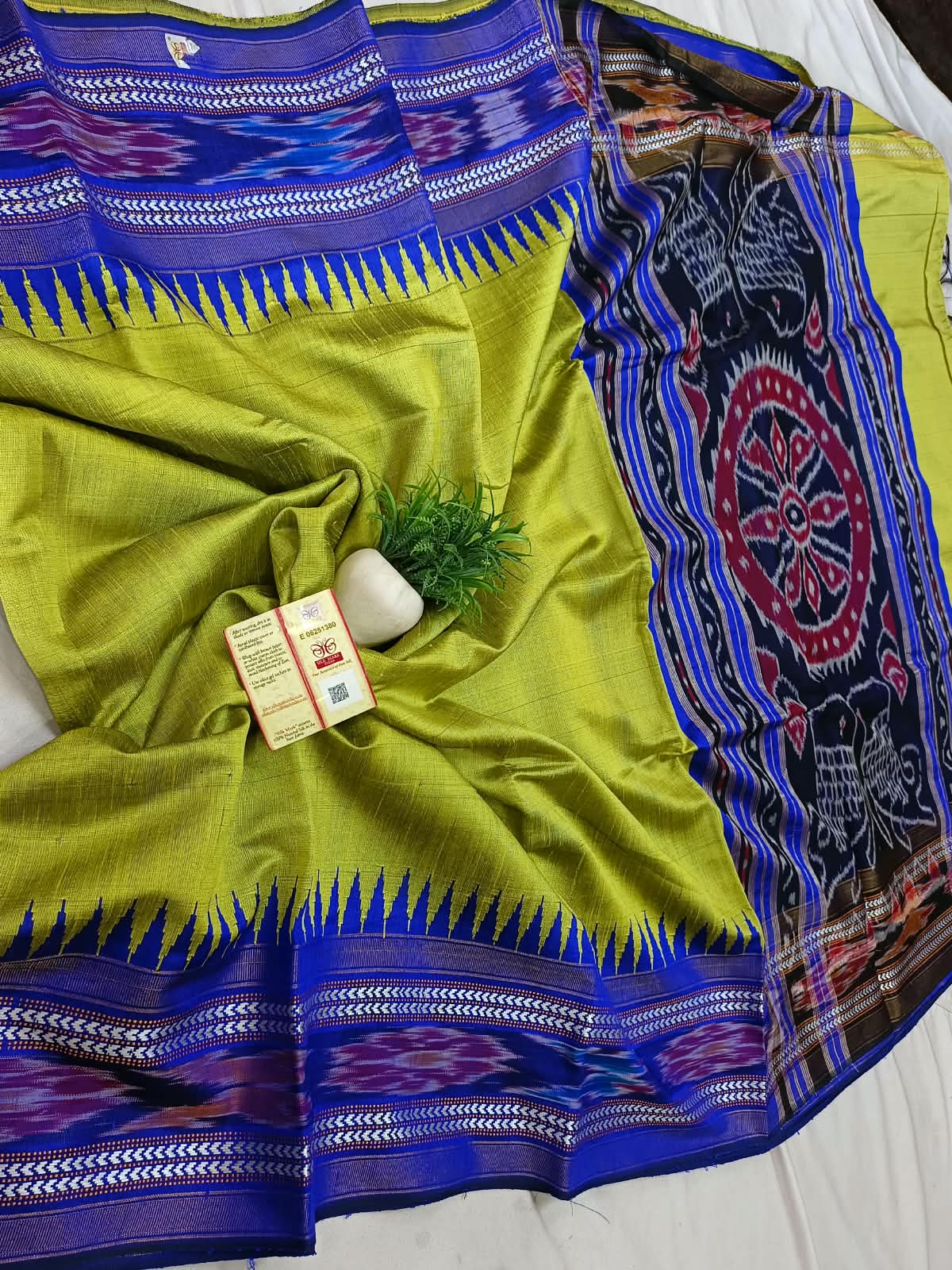 *Pure raw silk handloom Ikkat and vidarbha temple border saree with contrast blouse*
Pure raw silk saree
Silk mark certified
Handloom made
Best quality