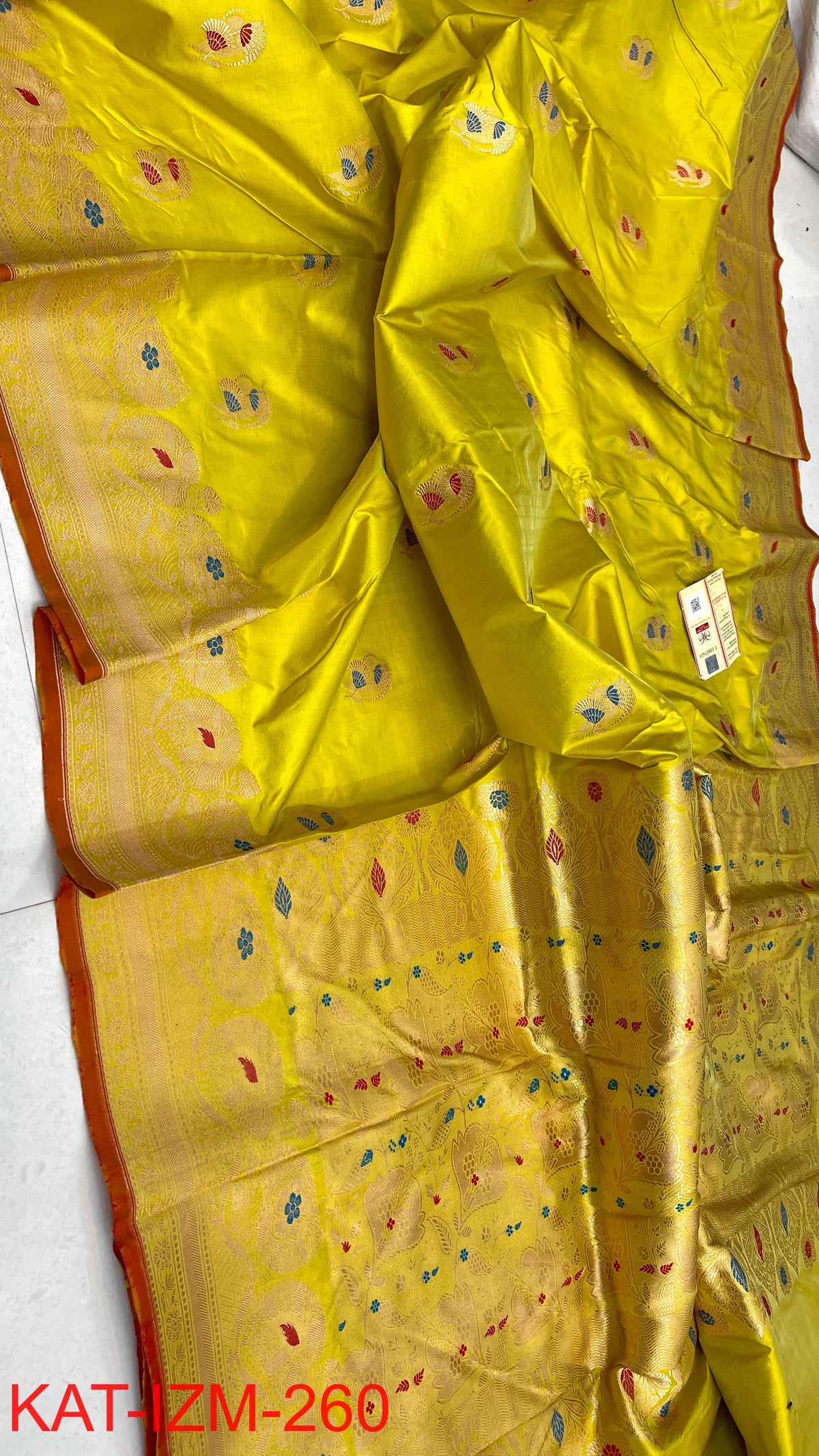 
Pure Handloom banarasi KATAN **Checks +Meenakari* SAREE
*KATAN Checks + Meenakari*
Silk Sarees with antique Jari 
*Rich Pallu
*  Blouse with Border
* Smooth & Soft Fabric