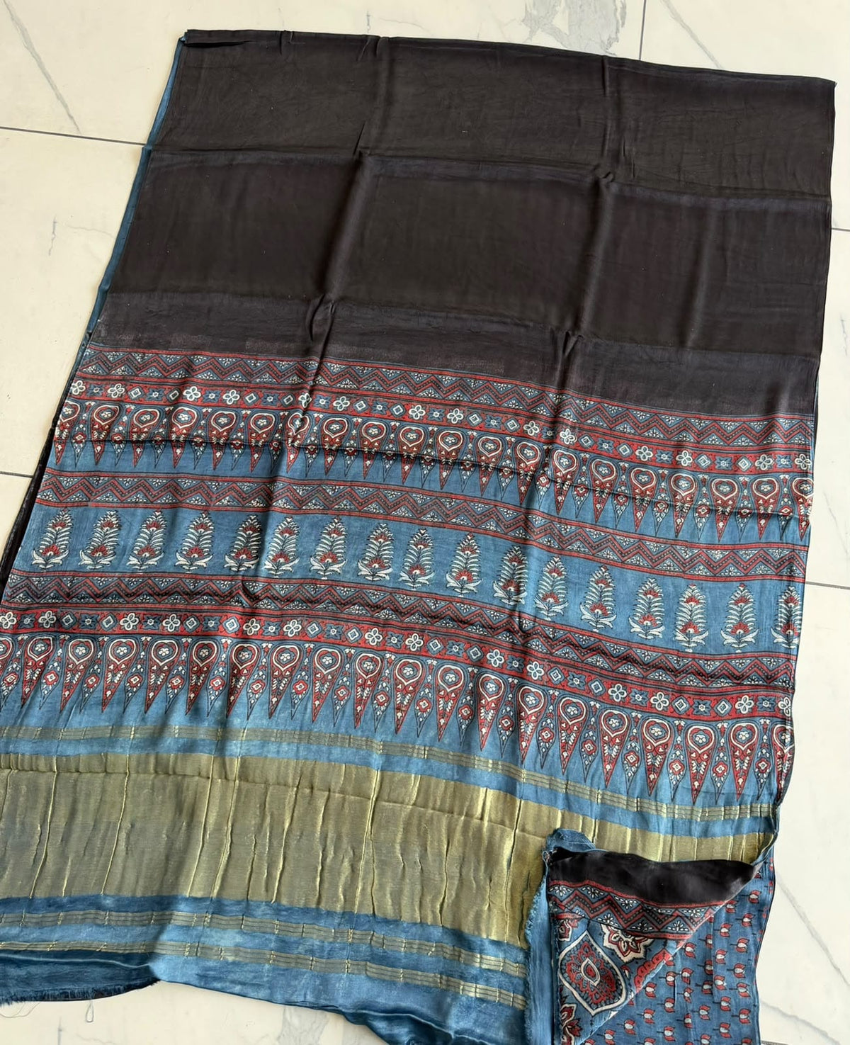 New Arrival Premium Modal Silk 2pc Suit
Top – Modal Silk (2.50 mtr)
Dupatta – Modal Silk (2.50 mtr)
Vanaspati Ajrakh
Kutch Ajrakh Elegant look | Premium Quality | Festive & Party Wear

