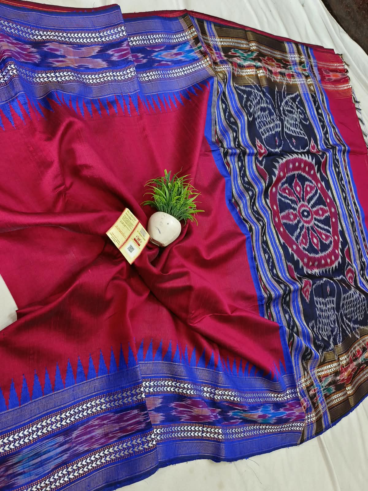 *Pure raw silk handloom Ikkat and vidarbha temple border saree with contrast blouse*
Pure raw silk saree
Silk mark certified
Handloom made
Best quality