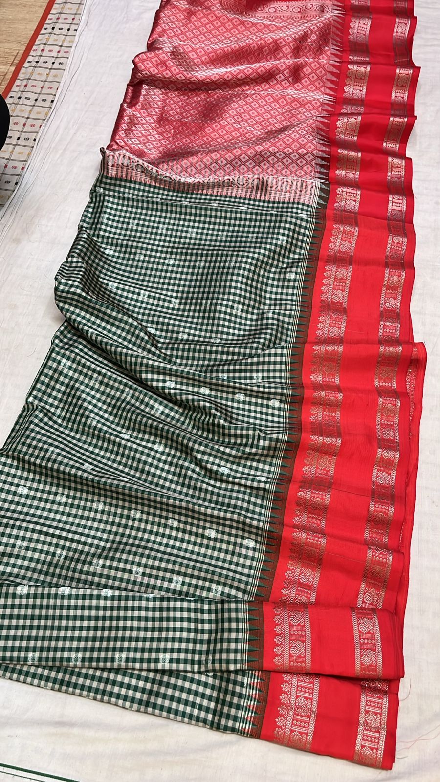 ✨✨Pure Gadwal Traditional Border Pattu Sarees with contrast blouse ✨✨
